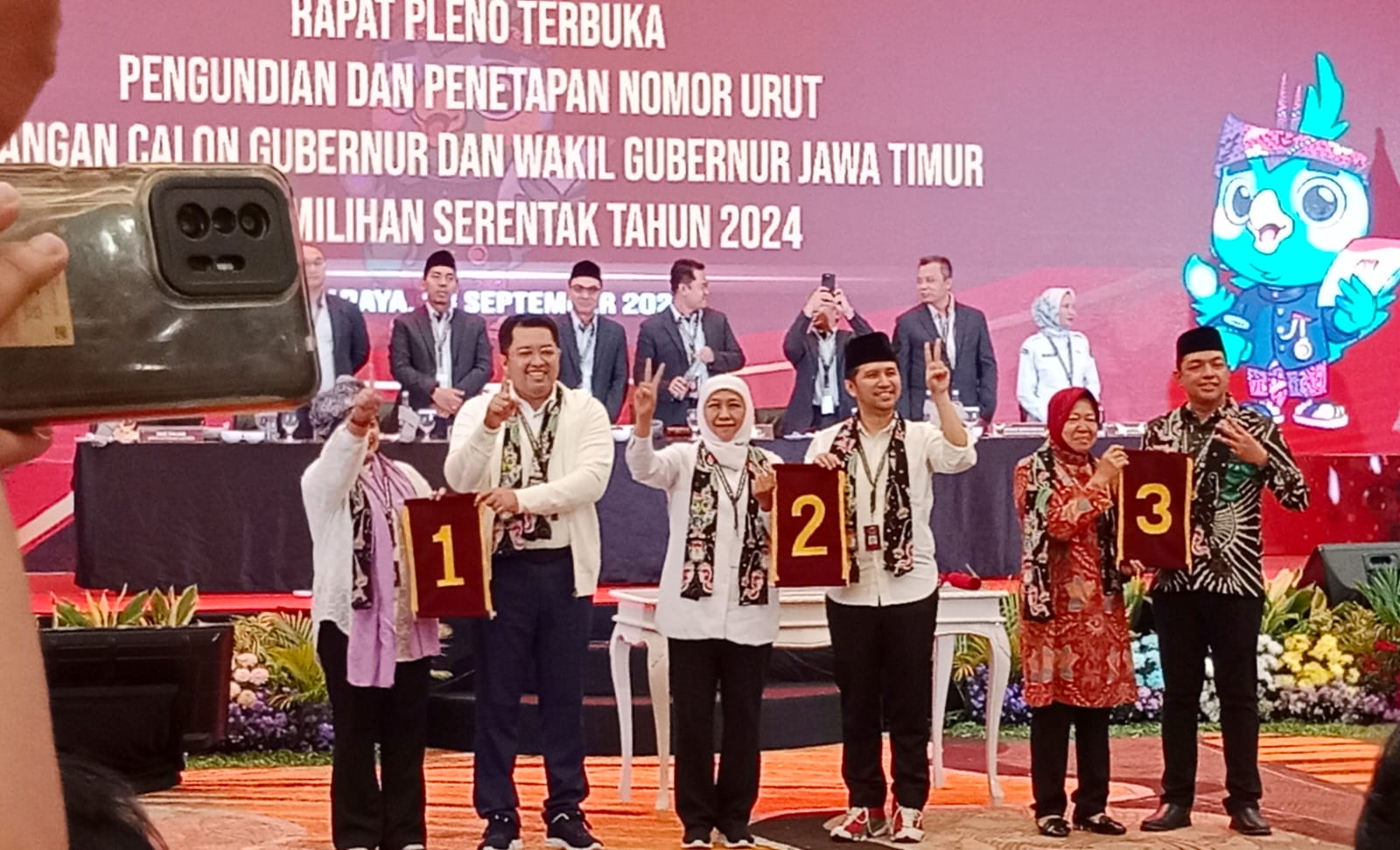 KPU Jawa Timur (Jatim) menggelar pengundian dan penetapan nomor urut pasangan calon (Paslon) gubernur dan wakil gubernur Jatim