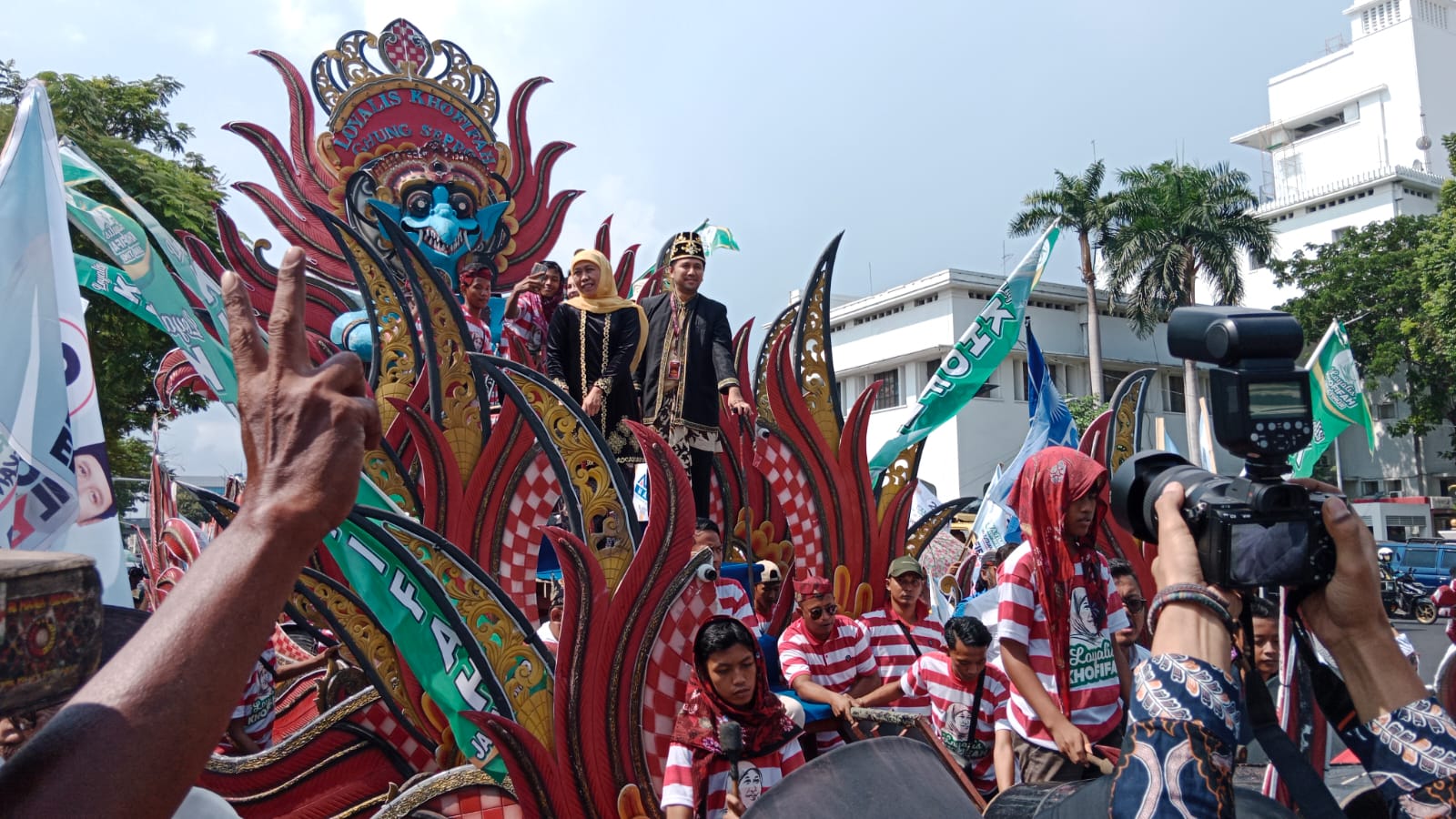 Pasangan calon (Paslon) nomor urut 2 Khofifah Indar Parawansa dan Emil Elestianto Dardak diarak oleh ribuan pendukung dan relawan menuju Tugu Pahlawan, Surabaya, Selasa (24/9/2024).