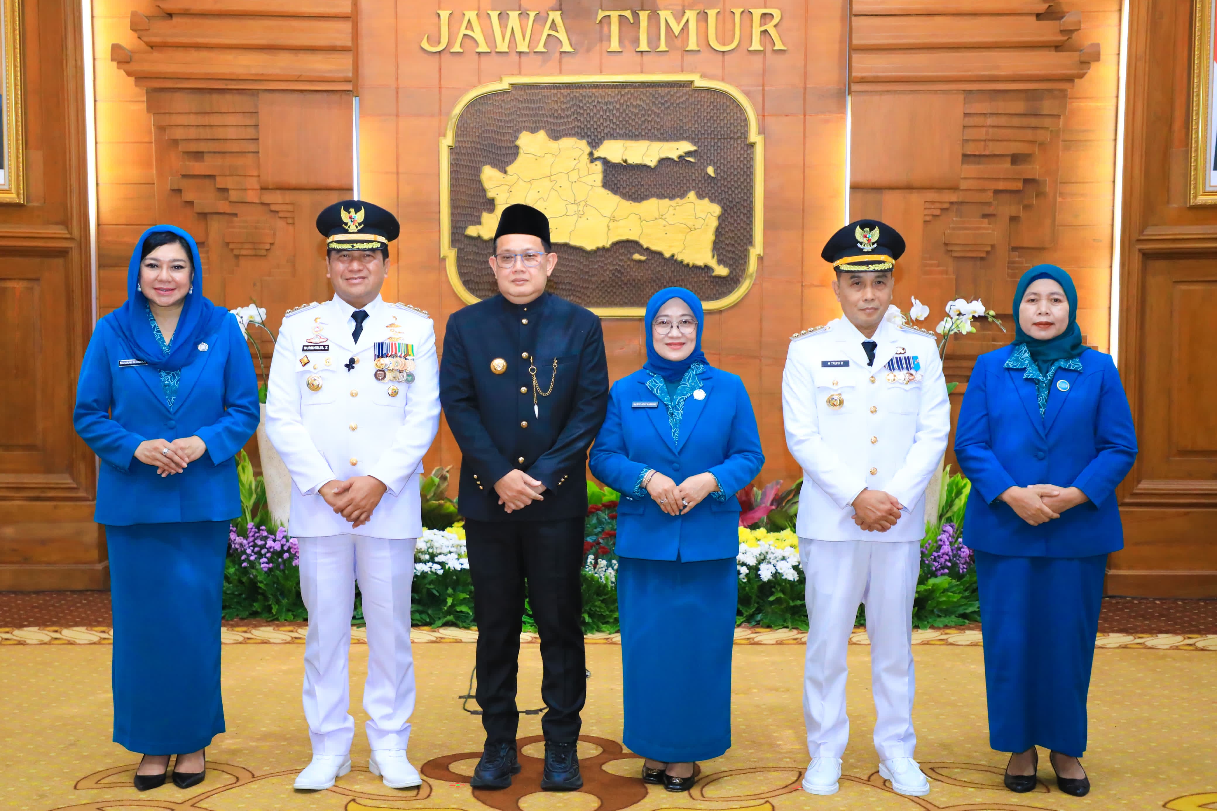 Penjabat (Pj) Gubernur Jawa Timur Adhy Karyono  bersama Nurkholis, Pj Bupati Pasuruan dan Taufik Kurniawan, Pj Walikota Probolinggo di Gedung Negara Grahadi, Selasa (24/9).