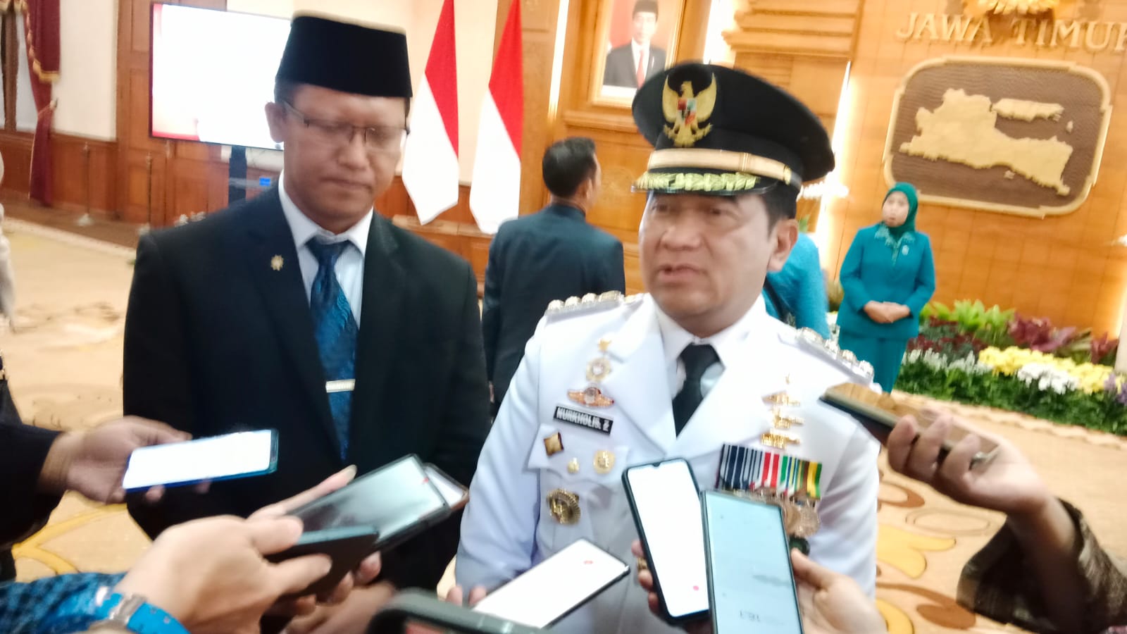 Penjabat (Pj) Bupati Pasuruan, Nurkholis saat memberikan keterangan kepada awak media  pelantikan di Gedung Negara Grahadi Surabaya, Selasa (24/9). 