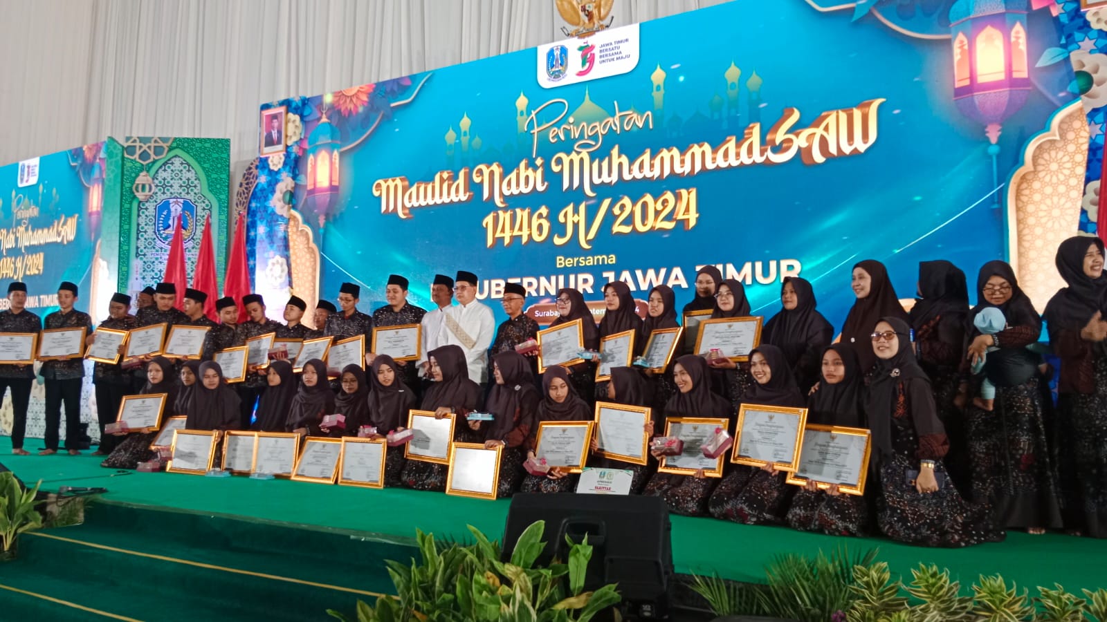 Penjabat (Pj.) Gubernur Jawa Timur, Adhy Karyono bersama para Kafilah Jawa Timur yang berhasil meraih prestasi pada MTQ Nasional ke-XXX yang berlangsung di Samarinda, Kalimantan Timur, pada 6-16 September 2024. 