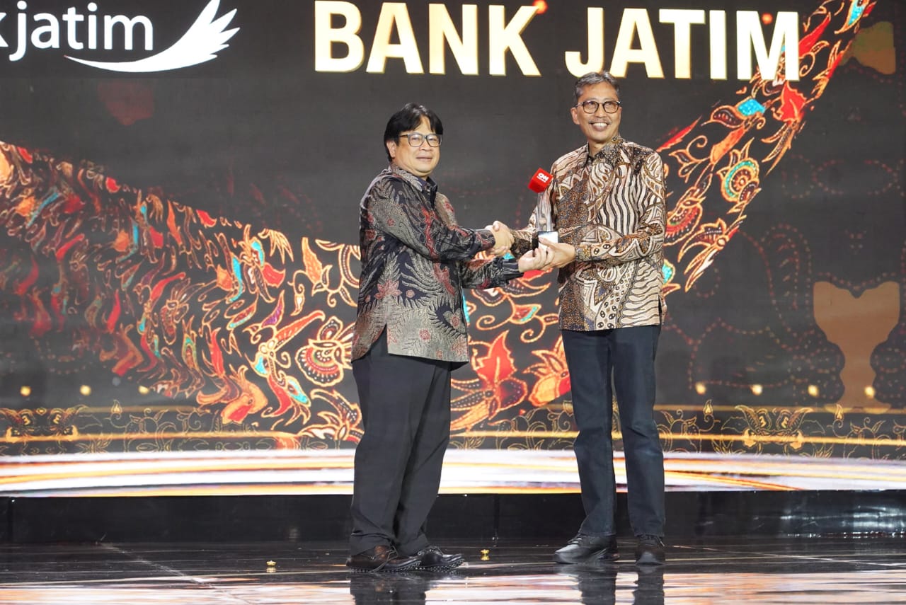 penghargaan diserahkan oleh Direktur FRM Trans TV Warnedy dan diterima langsung oleh Direktur Utama bankjatim Busrul Iman pada Kamis malam (25/9).