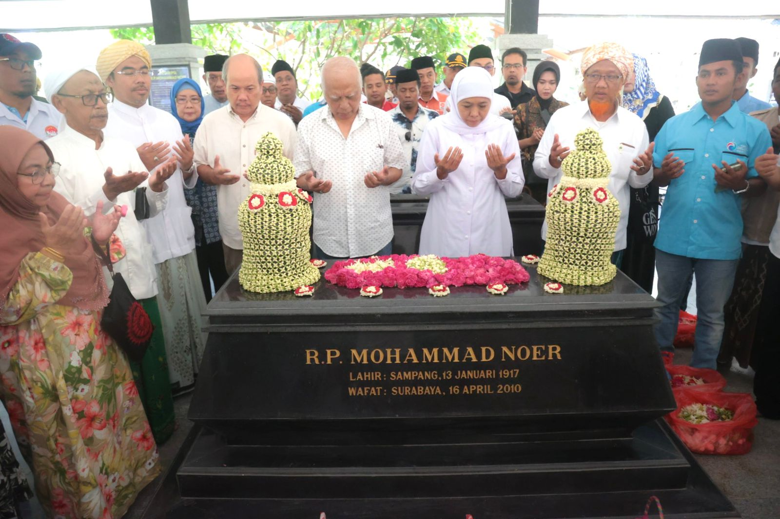 Calon Gubernur Jawa Timur nomor urut 2, Khofifah Indar Parawansa, melakukan ziarah ke makam Gubernur Jawa Timur periode 1967-1976, Raden Panji Mohammad Noer, di Sampang, Madura, Jumat (27/9/2024).
