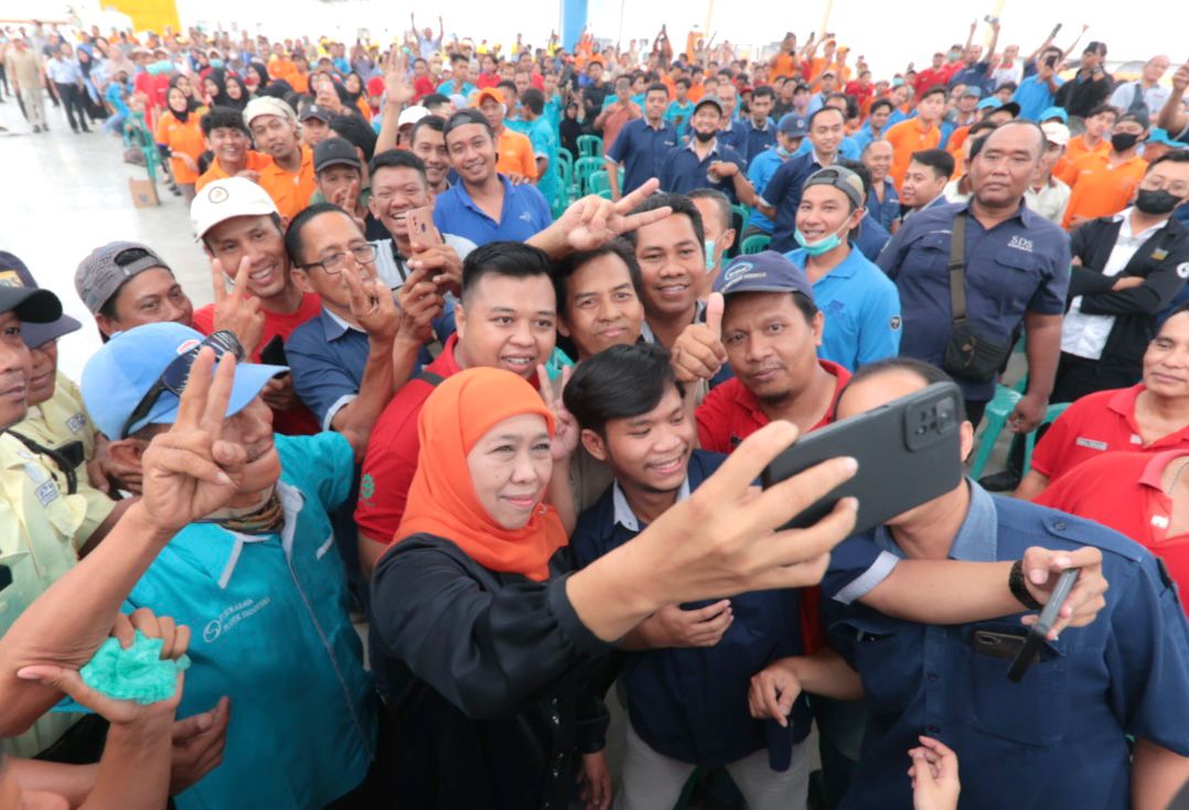Calon Gubernur Jawa Timur Khofifah Indar Parawansa saat berkunjung di Pabrik PT Sun Paper Source di Desa Sukoanyar, Kecamatan Ngoro, Kabupaten Mojokerto, pada Senin (30/9/2024).