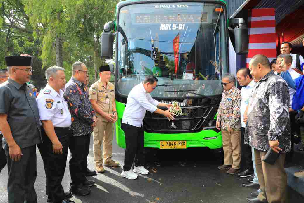 Penjabat (Pj) Gubernur Jawa Timur, Adhy Karyono saat peluncuran perdana Bus Trans Jatim Koridor V rute Surabaya-Bangkalan