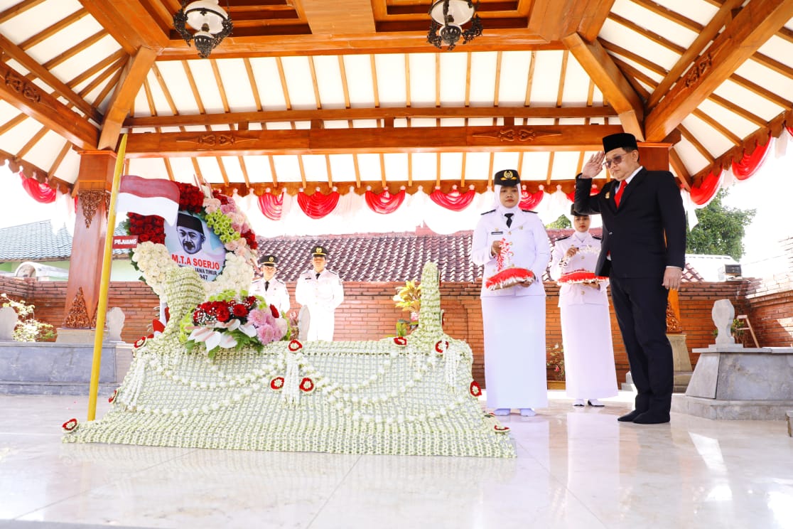 Pj. Gubernur Jatim Adhy Karyono, bersama jajaran DPRD Jatim, Forkopimda Kabupaten Magetan, Pj. Sekdaprov Jatim, serta sejumlah pejabat daerah, melaksanakan ziarah dan tabur bunga di makam Gubernur Jawa Timur pertama, Raden Mas Tumenggung (RMT) Ario Soerjo