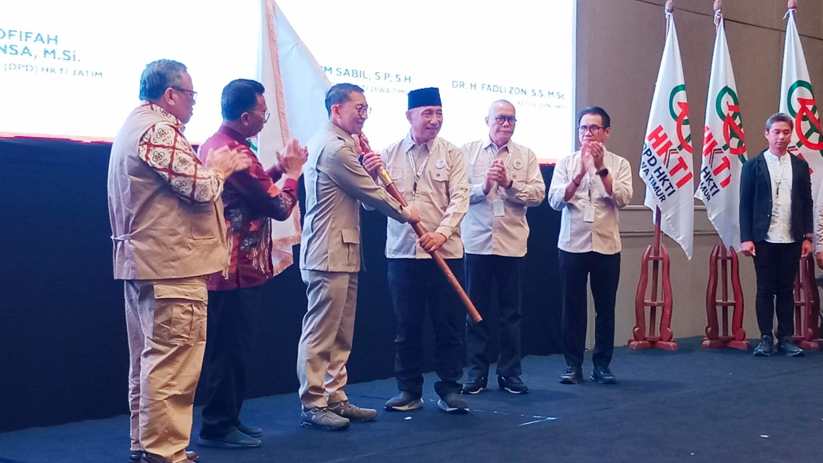 Ketua Umum Dewan Pimpinan Nasional (DPN) HKTI, Fadli Zon menyerahkan bendera HKTI kepada Arum Sabil yang terpilih sebagai Ketua DPD HKTI Jatim,