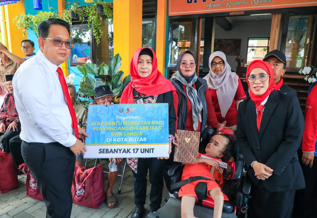 Penjabat (Pj) Gubernur Jawa Timur, Adhy Karyono, menyalurkan bantuan sosial dan alat bantu mobilitas bagi penyandang disabilitas di UPT Pelayanan Sosial Bina Remaja (PSBR) Blitar, Jumat (04/10).