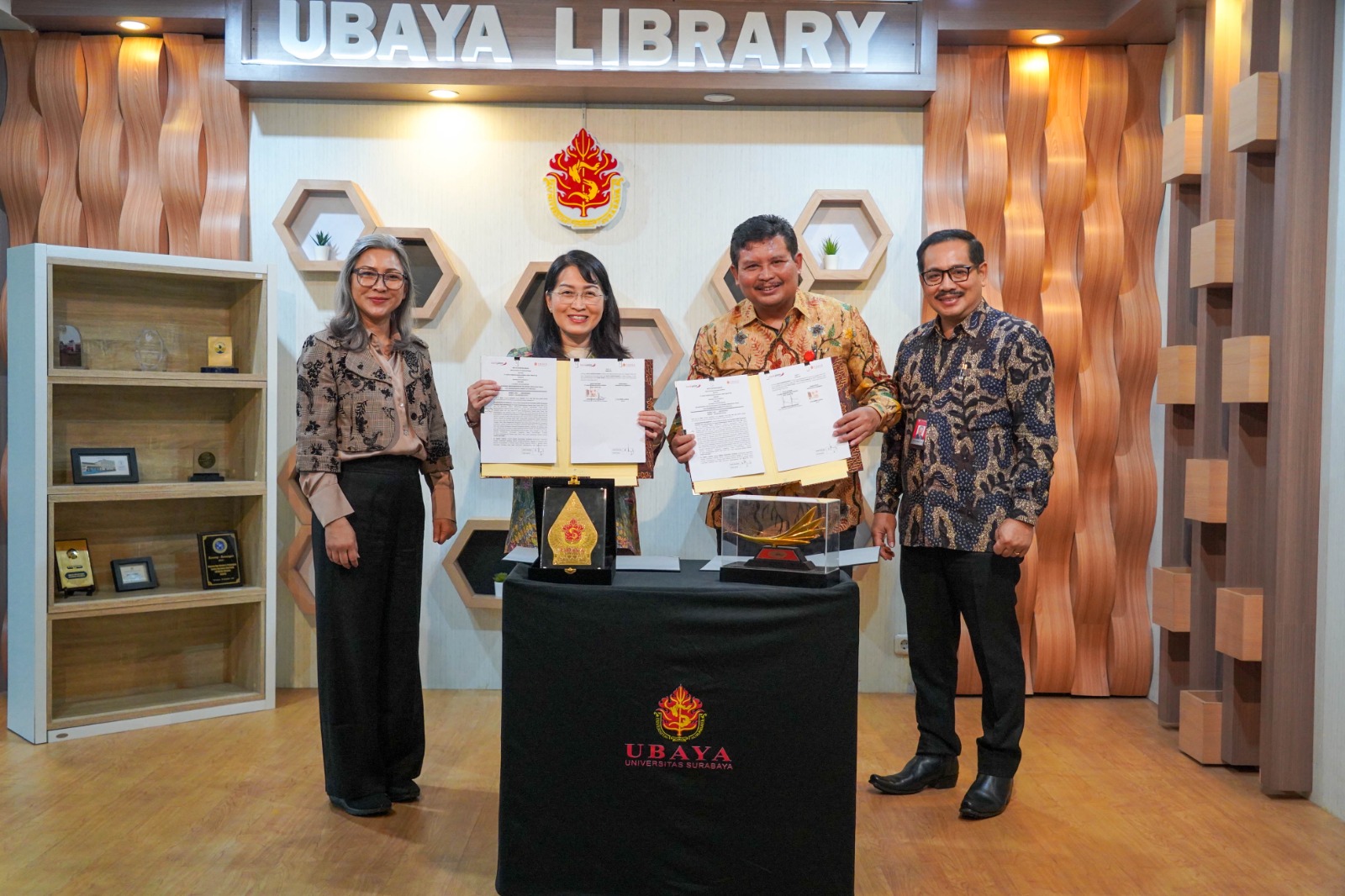 penandatanganan nota kesepahaman oleh SEVP Korporasi, Sindikasi, dan Kelembagaan bankjatim Koerniawan Prijambodo dan Wakil Rektor II Ubaya Noviaty Kresna Darmasetiawan pada hari Rabu (9/10).