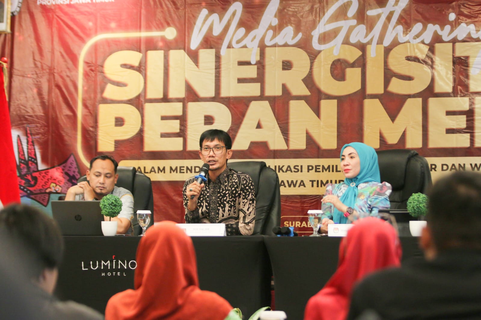 Ketua Parmas dan SDM KPU Jatim, Nur Salam saat paparan mengenai debat publik pertama pasangan calon di Pilkada Serentak, Jumat (11/10/2024).