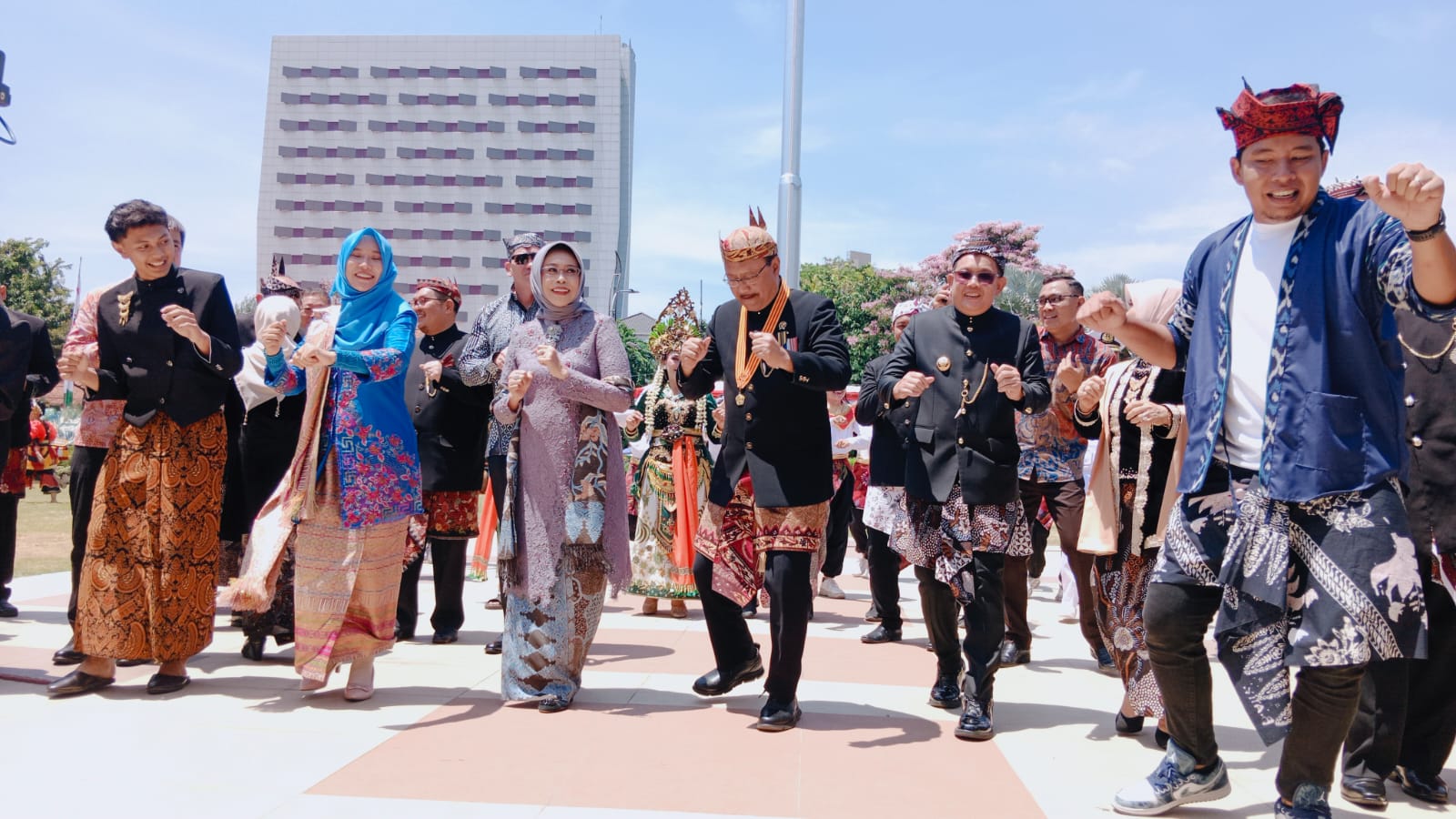 Pj Gubernur Jawa Timur, Adhy Karyono usai memimpin Upacara Peringatan Hari Jadi ke-79 Provinsi Jawa Timur di Halaman Gedung Negara Grahadi, Sabtu (12/10).