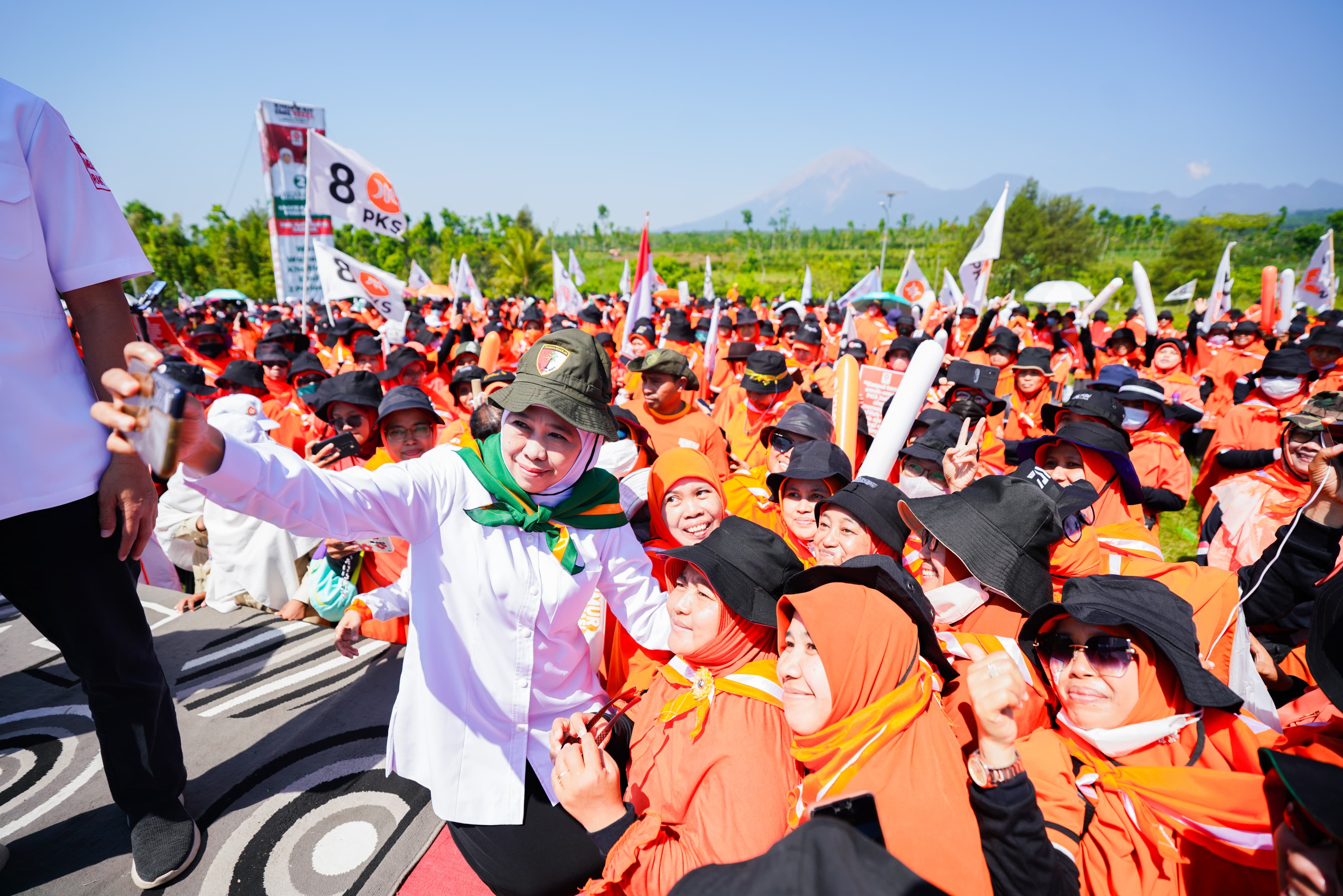 Khofifah hadir di tengah-tengah 2.500 peserta Apel Siaga Latansa yang digelar DPW PKS Jawa Timur di Glagah Arum, Lumajang.