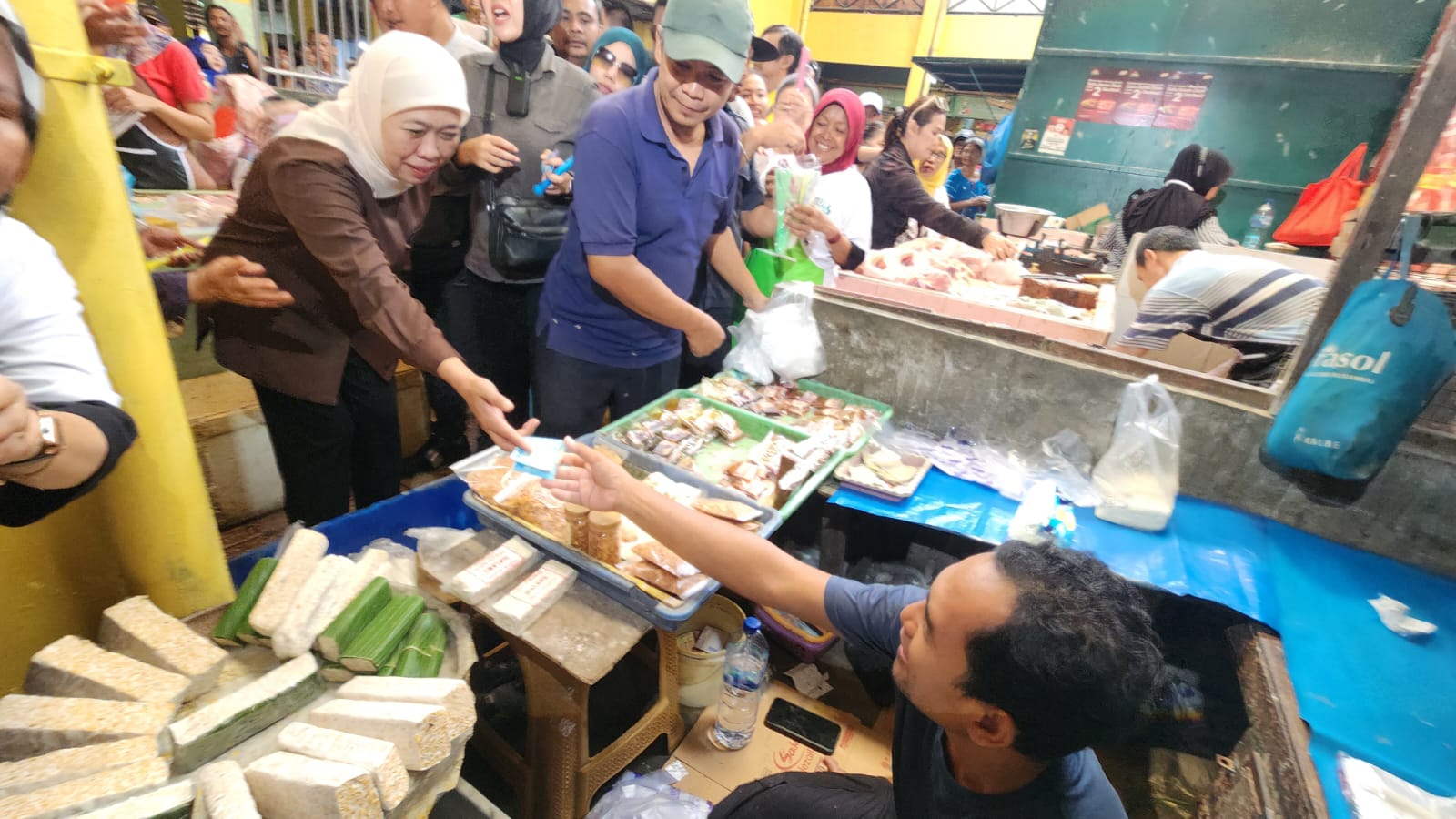 Calon Gubernur (Cagub) Jawa Timur nomor urut 2, Khofifah Indar Parawansa, kembali melakukan blusukan ke pasar Soponyono, Rungkut, Surabaya, Senin (14/10/2024) 