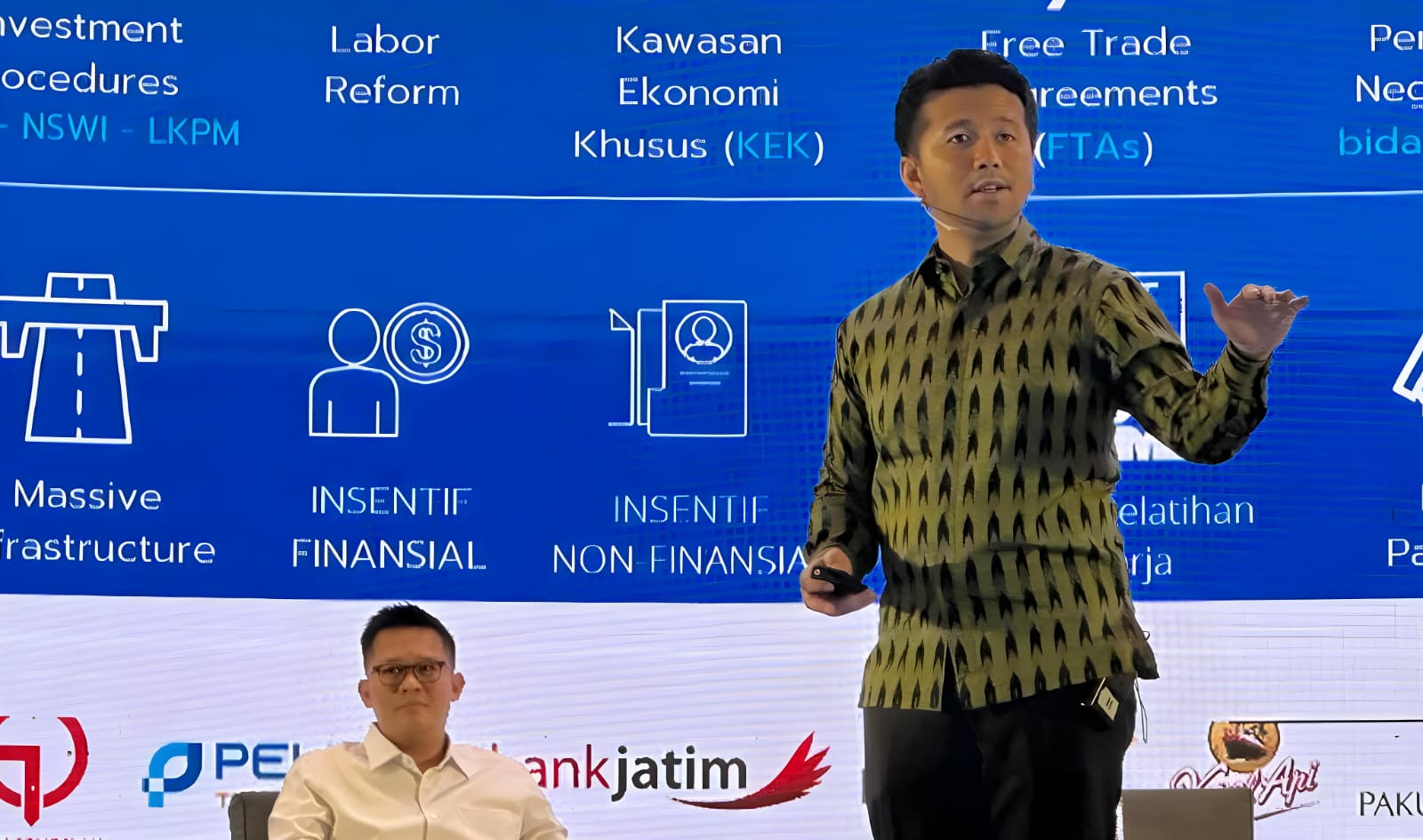 Emil Dardak Soroti Pertumbuhan Investasi di Jatim dalam Mukota VII Kadin Surabaya