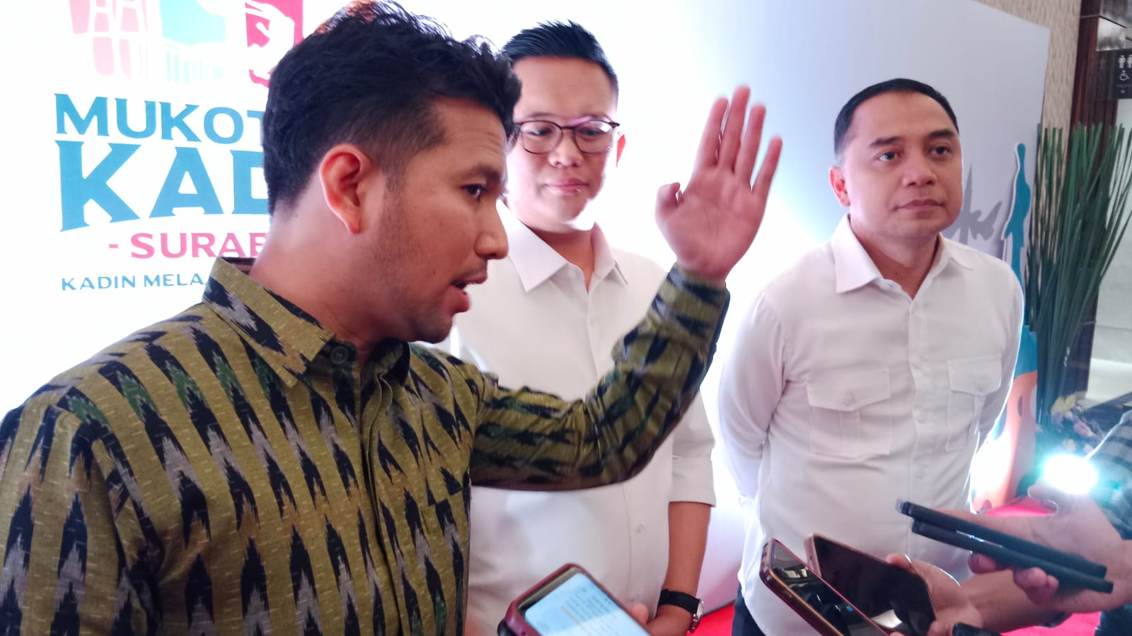 Cawagub Jawa Timur nomor urut 2, Emil Elestianto Dardak saat ditemui usai menghadiri acara Musyawarah Kota (Muskotta) Kadin Surabaya di Hotel Westin, Kamis (17/10/2024).
