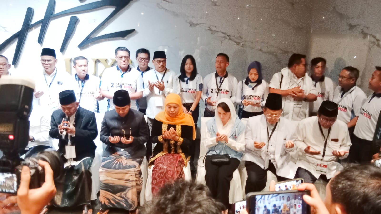 Khofifah Indar Parawansa dan Emil Elestianto Dardak, melakukan persiapan terakhir dengan menggelar doa bersama sebelum menghadiri debat perdana Pemilihan Gubernur (Pilgub) Jawa Timur 2024.