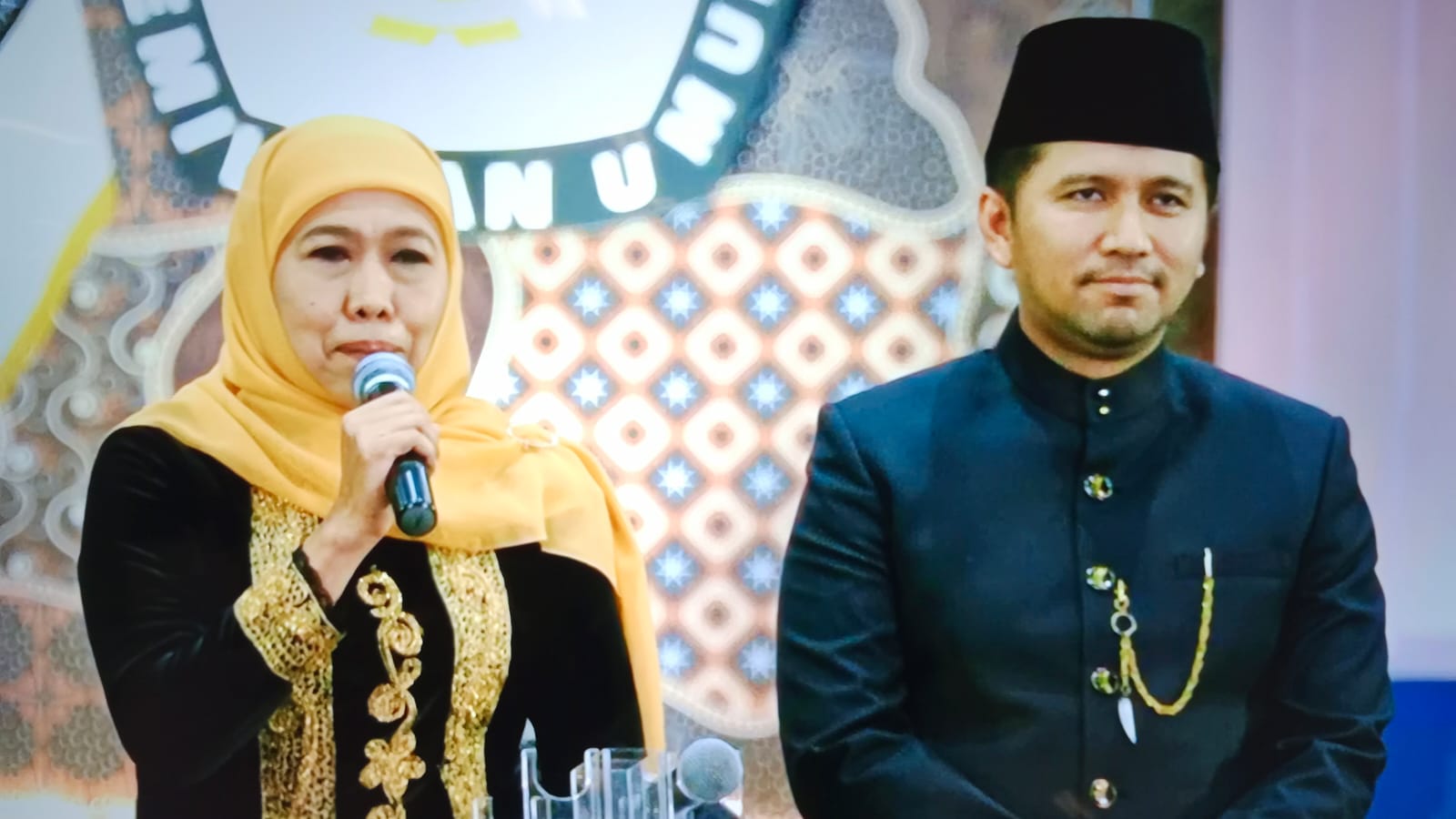 Pasangan calon Gubernur dan Wakil Gubernur Jawa Timur nomor urut 2, Khofifah Indar Parawansa dan Emil Elestianto Dardak, tampil menyampaikan visi dan misi mereka dalam pembukaan Debat Perdana Pemilihan Gubernur Jawa Timur 2024