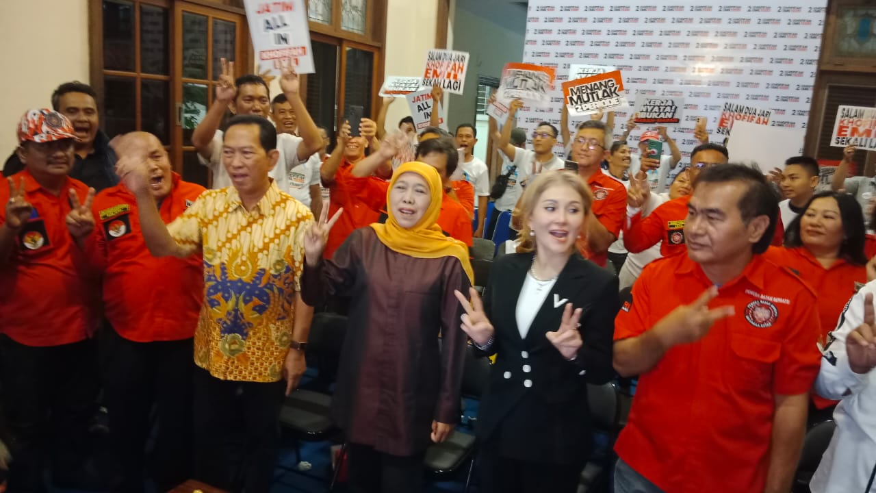 Calon Gubernur Khofifah Indar Parawansa yang menyambut langsung dukungan dari Pemuda Batak Bersatu (PBB) se-Jawa Timur, Rabu (23/10) 