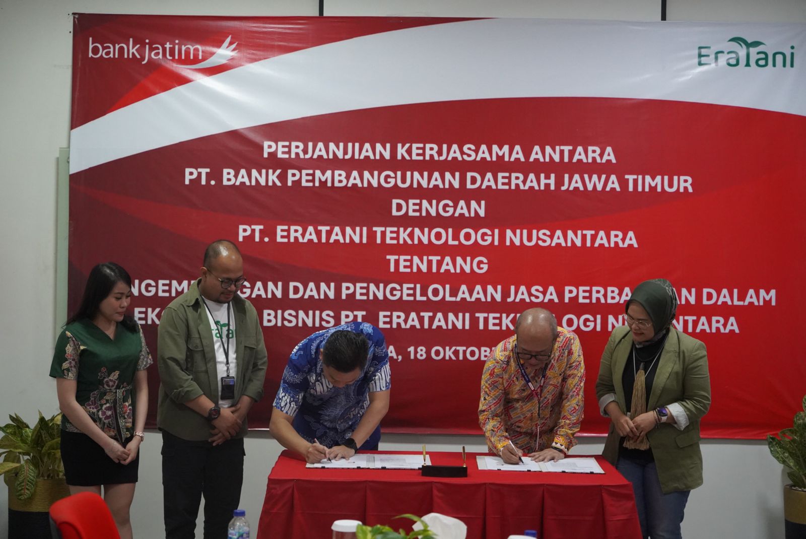 perjanjian kerjasama ditandatangani oleh Direktur Mikro, Ritel, dan Menengah bankjatim R. Arief Wicaksono dan Direktur Utama PT Eratani Teknologi Nusantara Andrew Soeherman, Jumat (18/10).