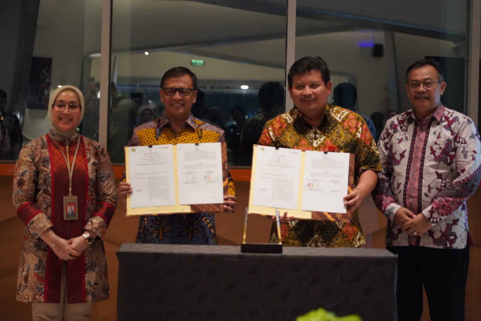 SEVP Korporasi, Sindikasi, dan Kelembagaan bankjatim Koerniawan Prijambodo dan Pj. Bupati Pamekasan Masrukin