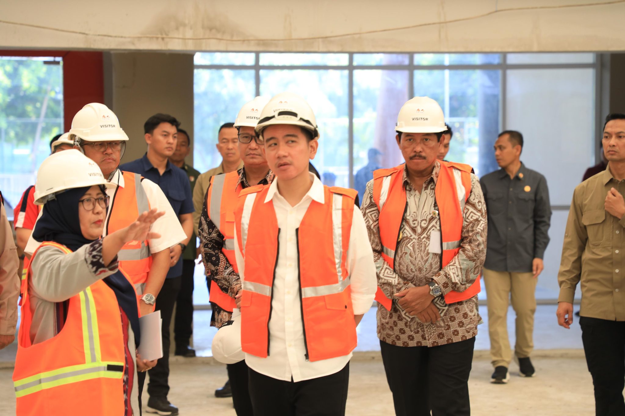  Wakil Presiden RI, Gibran Rakabuming, didampingi Penjabat (Pj.) Gubernur Jawa Tengah, Nana Sudjana, melaksanakan kunjungan kerja di Kota Surakarta pada Sabtu (2/10/2024)