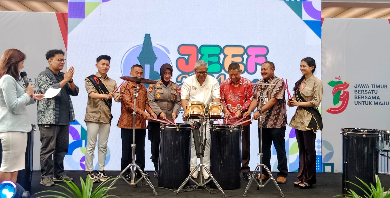 Jatim Emas Exhibition Fair (JEEF) 2024, sebuah gelaran prestisius yang diinisiasi oleh Masyarakat Anti Korupsi Indonesia (MAKI) bersama Pemprov Jawa Timur, menjadi magnet baru bagi pelaku UMKM dan ekonomi kreatif di Jawa Timur. 