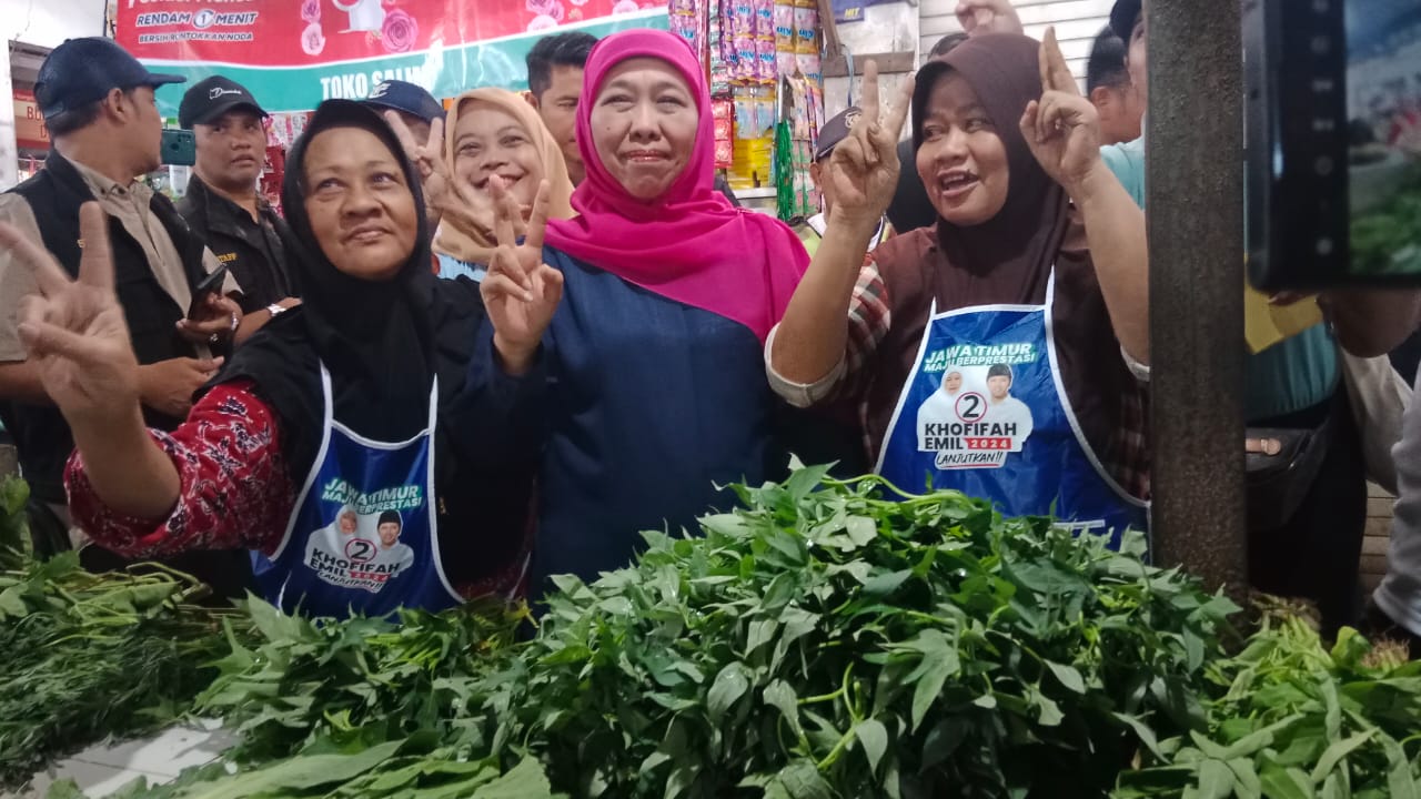 Calon Gubernur Jawa Timur nomor urut 2, Khofifah Indar Parawansa saat melakukan kunjungan ke Pasar Paing di Rungkut Kidul, Surabaya, Jumat (8/11/2024).