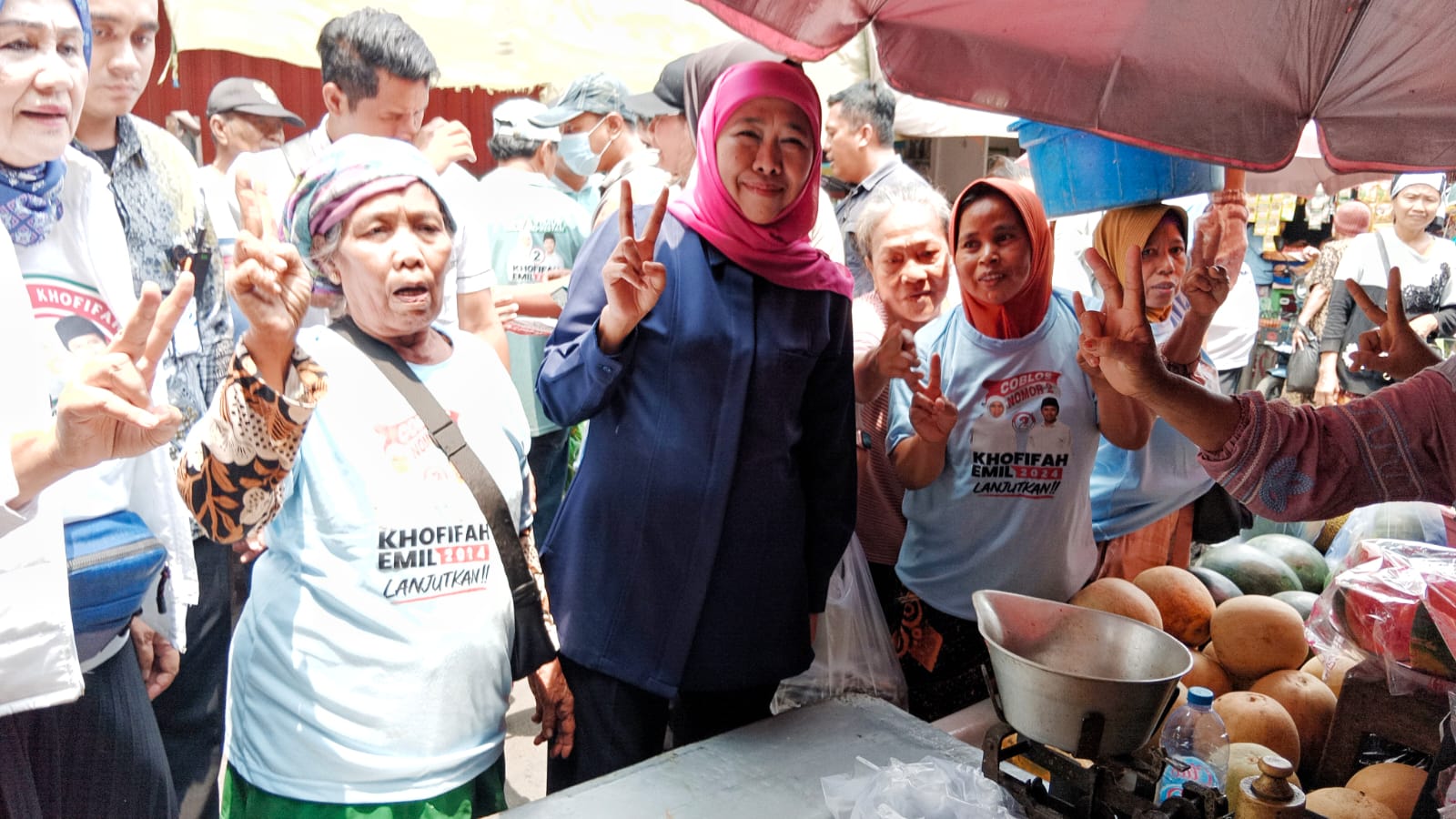 Calon Gubernur Jawa Timur nomor urut 2, Khofifah Indar Parawansa saat blusukan ke Pasar Babaan di Kebalen Wetan, Surabaya untuk bertemu dan menyapa langsung warga serta pedagang, Senin (11/11) 