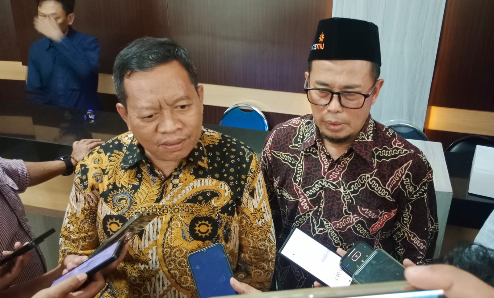 Prof Biyanto, Sekretaris PWM Jatim dan Ketua Panitia Milad 112 PWM Jatim, Imam Hambali saat memeberikanmu keterangan kepada wartawan, Senin (11/11) 