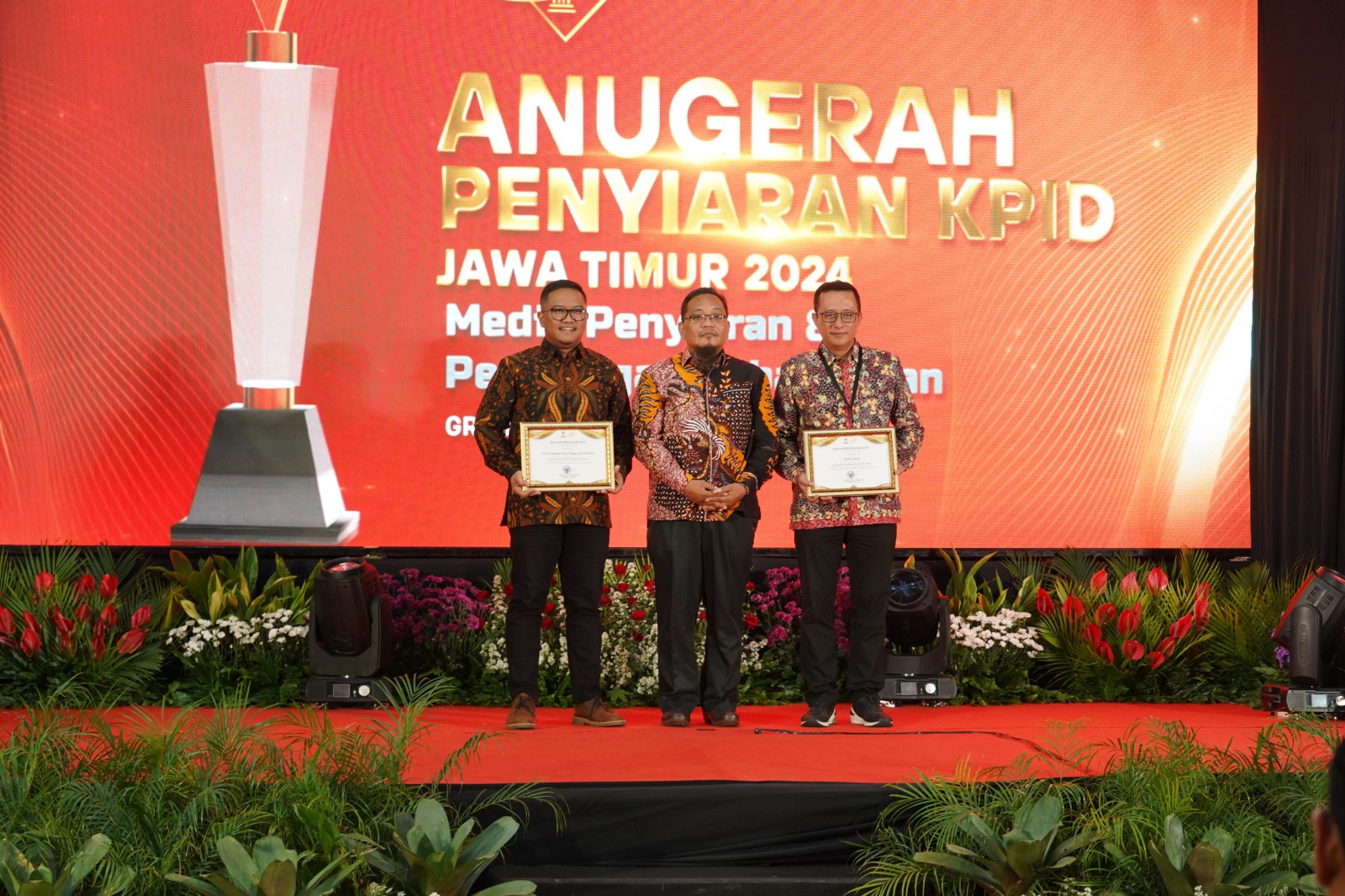 bankjatim telah berhasil mendapatkan penghargaan khusus dari Komisi Penyiaran Indonesia Daerah (KPID) Jawa Timur sebagai BUMD Peduli Penyiaran