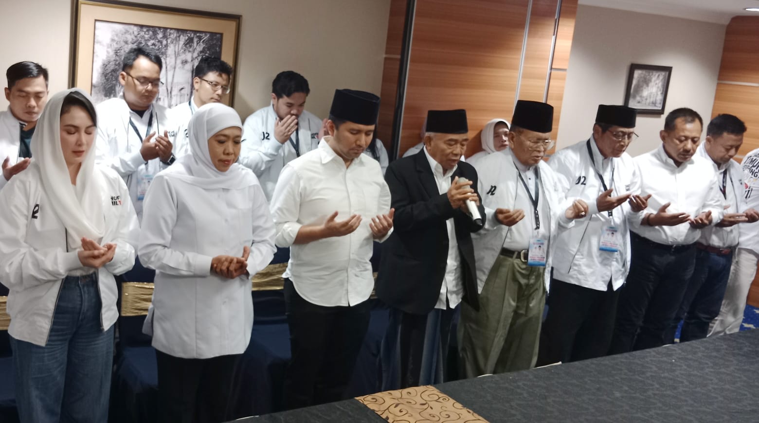 Khofifah Indar Parawansa dan Emil Elestianto Dardak, menggelar doa bersama di Hotel Suites Surabaya, Senin (18/11).