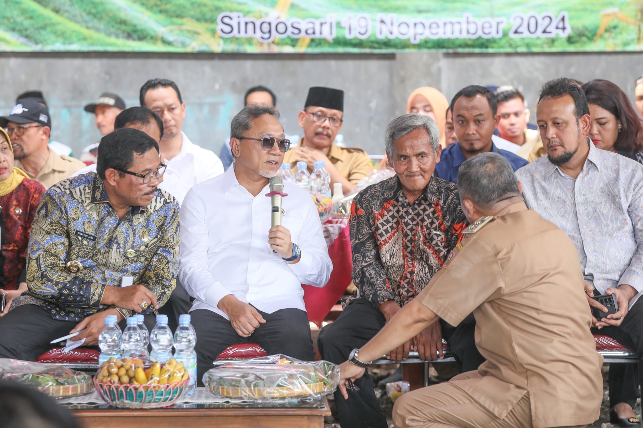  Pj Gubernur Jawa Tengah, Nana Sudjana saat mendampingi Menko Bidang Pangan, Zulkifli Hasan, dalam pertemuan dengan pemilik UD Pramono dan ribuan peternak sapi perah di Desa Singosari, Kecamatan Mojosongo, Boyolali, Selasa (19/11/2024).