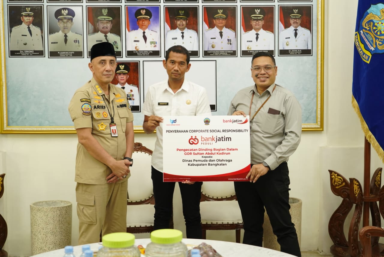 CSR diserahkan secara simbolis oleh Pemimpin bankjatim Cabang Bangkalan Achmad Riyan Fatri kepada Pj Bupati Bangkalan Arief M. Edie pada hari Selasa (19/11).