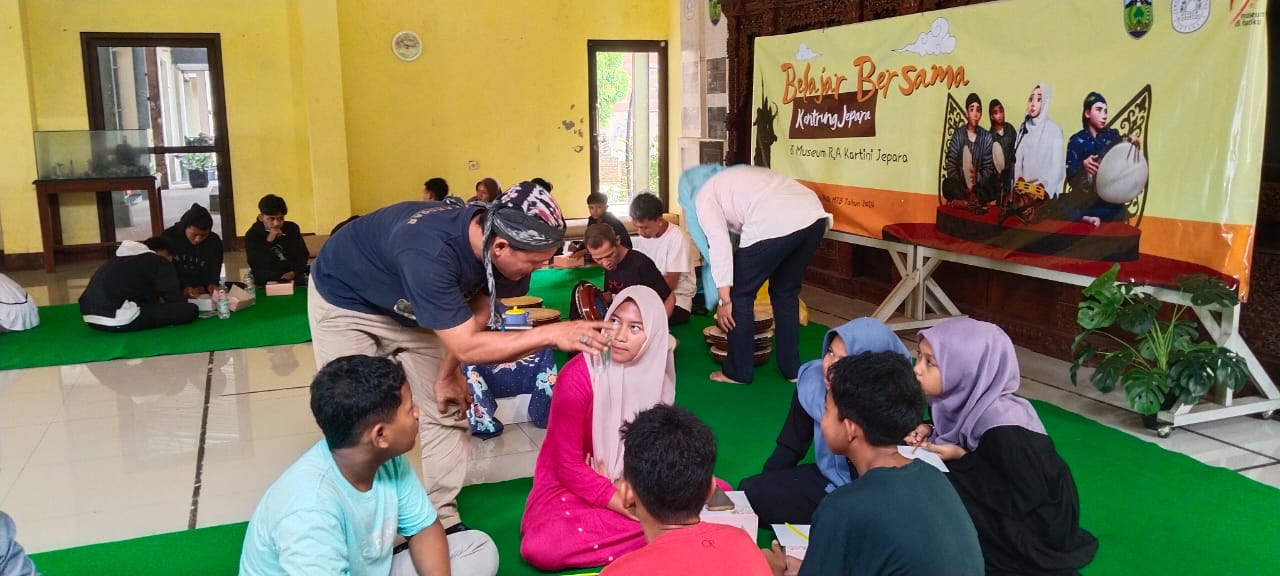 Dinas Pariwisata dan Kebudayaan (Disparbud) Kabupaten Jepara menggelar program Belajar Bersama Kentrung di Museum RA Kartini pada Minggu (24/11/2024)