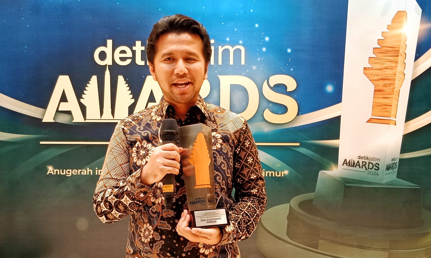 Emil Elestianto Dardak menerima Anugerah Figur Akselerator Kemajuan detikJatim Awards 2024 untuk kategori pemberdaya generasi muda.