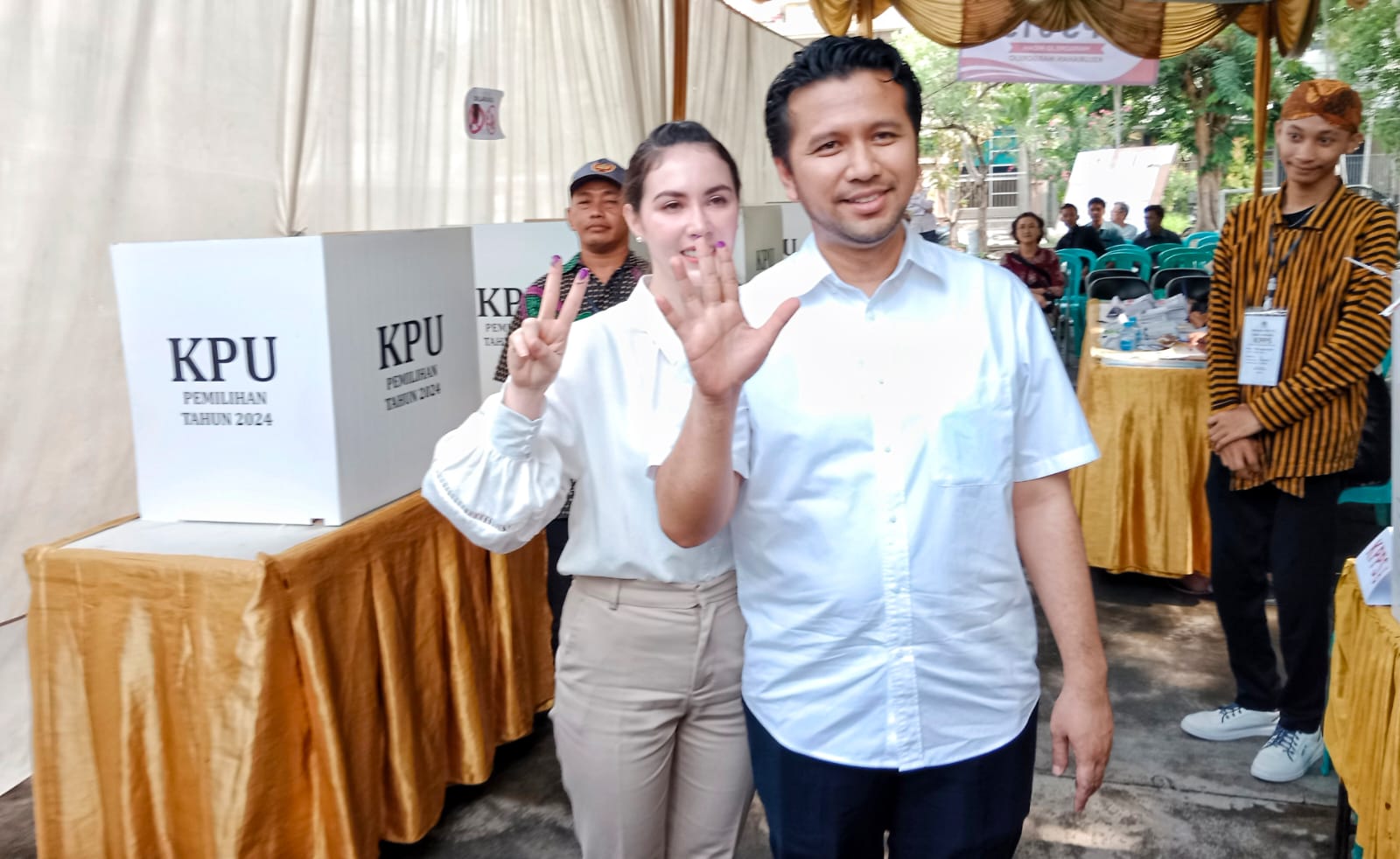 Cawagub Jawa Timur nomor urut 2, Emil Elestianto Dardak didampingi sang istri, Arumi Bachsin , menyalurkan hak suaranya dalam Pemilihan Gubernur dan Wakil Gubernur Jawa Timur 2024 di TPS 015 Margorejo Indah, Kelurahan Margorejo, Kecamatan Wonocolo, Suraba