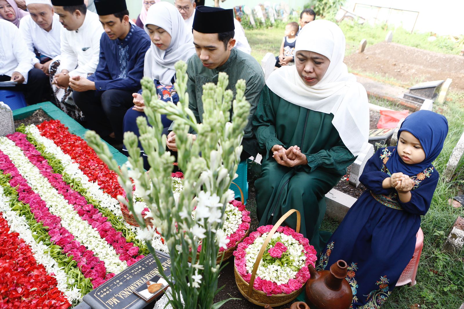 Calon Gubernur Jawa Timur Nomor Urut 2, Khofifah Indar Parawansa, menjalani tradisi ziarah kubur di pemakaman keluarga di kawasan Wonocolo, Surabaya, Rabu (27/11). 