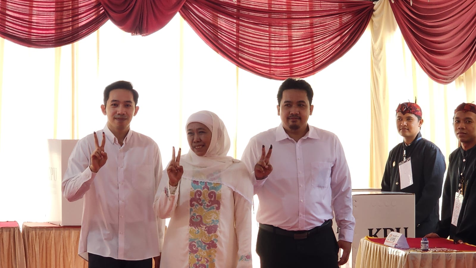 Khofifah Indar Parawansa, menyalurkan hak pilihnya dalam Pilkadaserentak, Rabu (27/11) di TPS 19 yang berlokasi di halaman SDN Margorejo VI/524, Kelurahan Jemur Wonosari, Kecamatan Wonocolo, Surabaya,