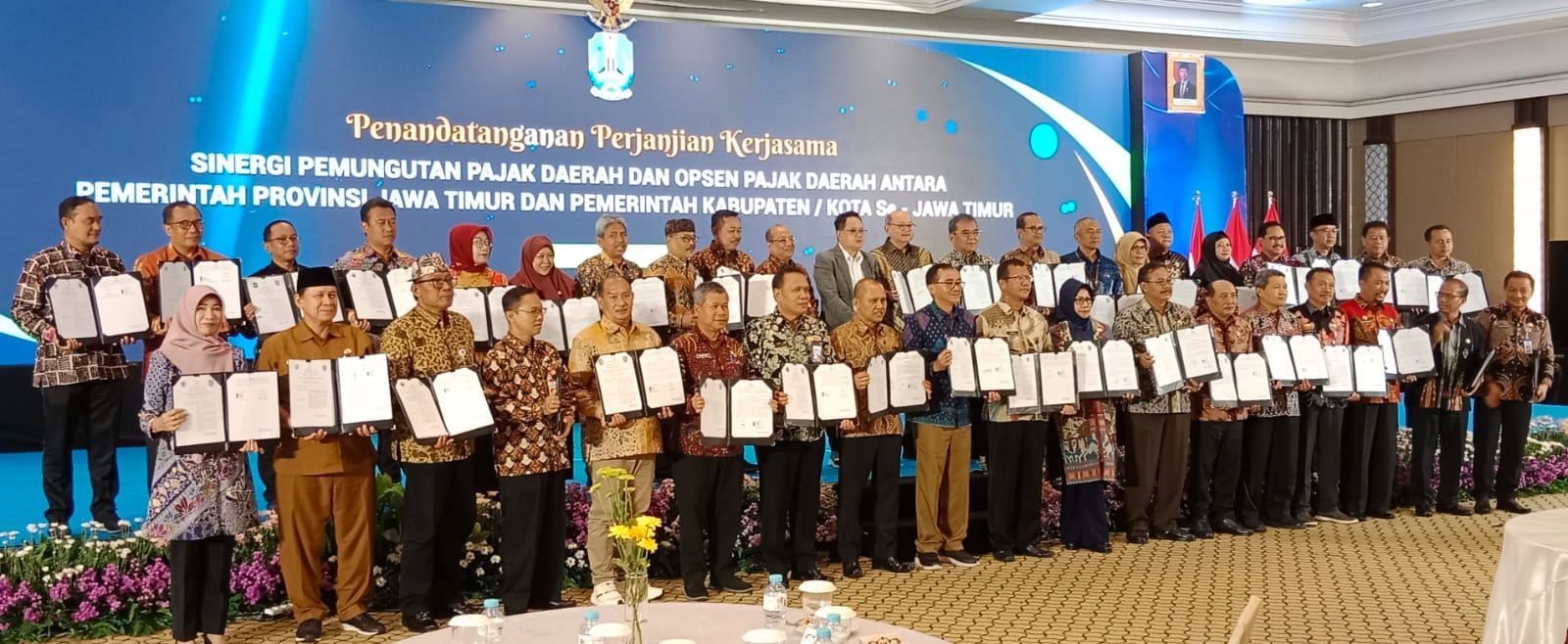 Pemerintah Provinsi Jawa Timur berkolaborasi dengan 38 Pemerintah Kabupaten/Kota di Jawa Timur untuk memperkuat sinergi dalam pungutan dan pengelolaan pajak daerah di Hotel Bumi Surabaya, Senin (2/12),