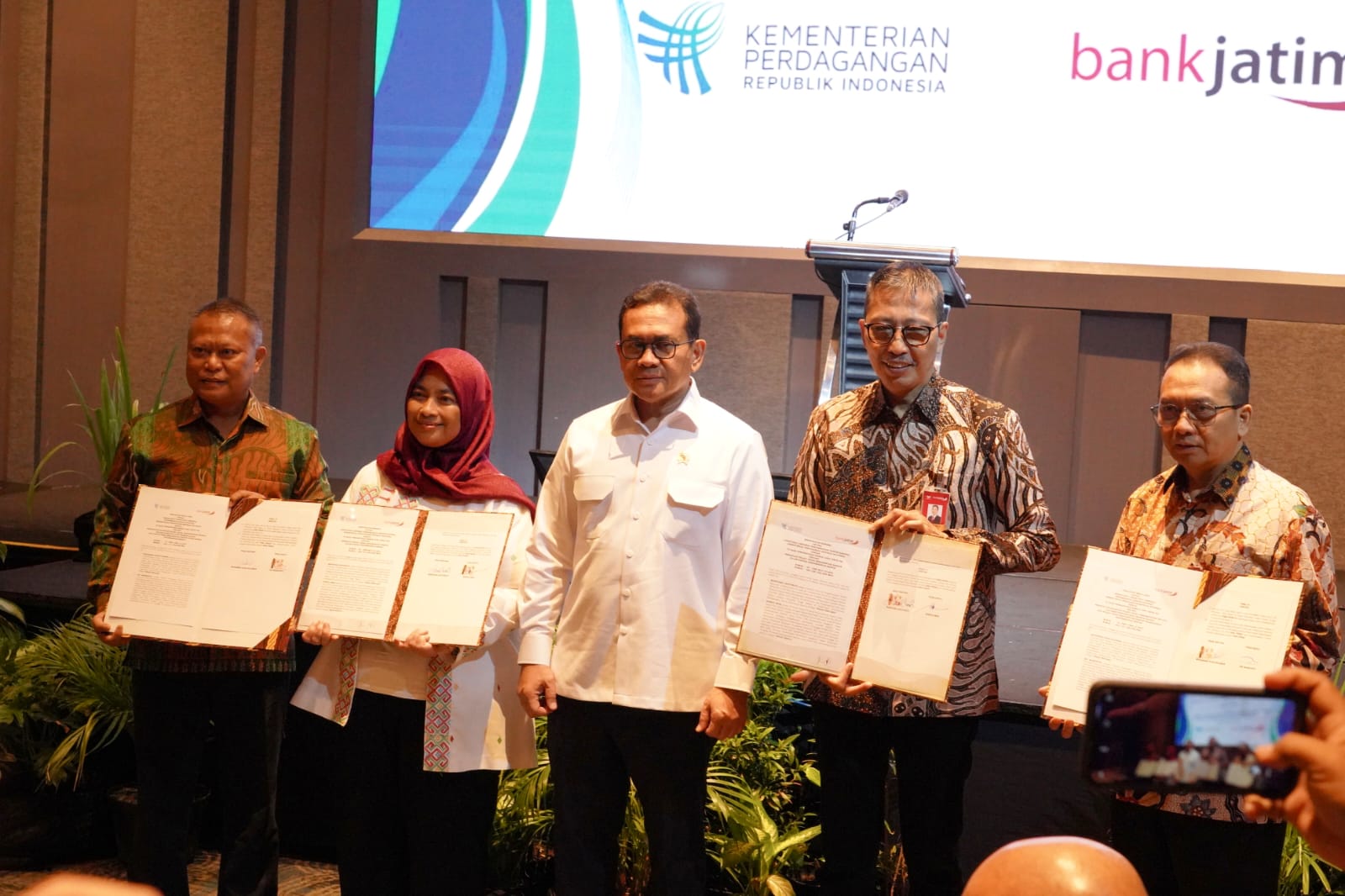 bankjatim telah melakukan penandatanganan perjanjian kerja sama dengan Sekretariat Direktorat Jenderal Pengembangan Ekspor Nasional Kementerian Perdagangan Republik Indonesia pada hari Selasa (3/12) 
