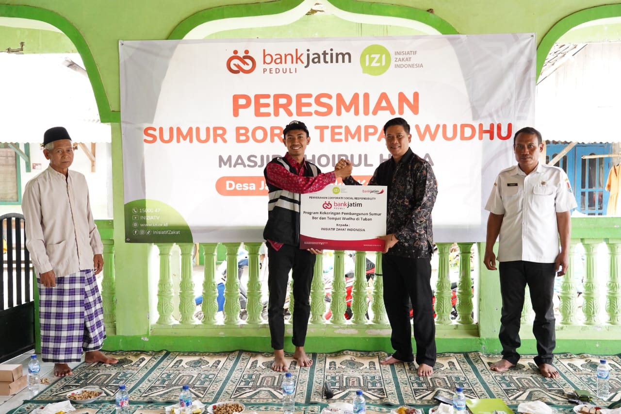 (bankjatim) secara resmi telah menyerahkan bantuan Corporate Social Responsibility (CSR) kepada Inisiatif Zakat Indonesia (IZI) pada hari Rabu (4/12).