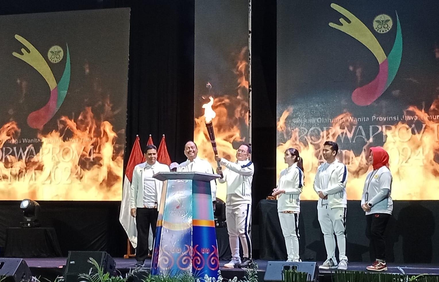 Pj Gubernur Jatim Adhy Karyono  menyalakan obor sebagai penanda dimulainya Porwaprov I Jatim 2024, didampingi oleh Muhammad Nabil Ketua Koni Jatim, Arumi Bachsin Ketua Perwosi Jatim, dan Emil Dardak Wakil Gubernur Jatim.