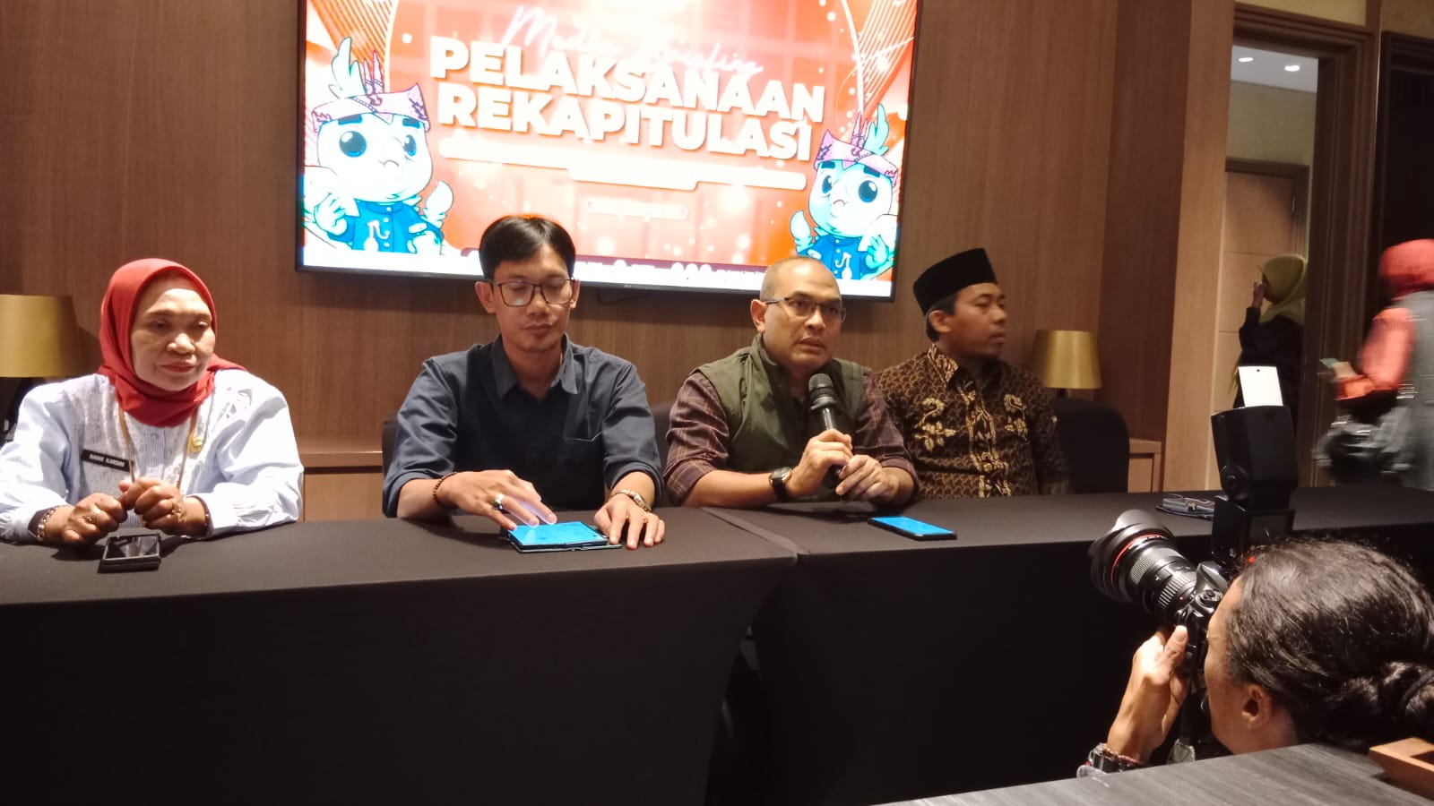 Komisioner Komisi Pemilihan Umum (KPU) Jawa Timur saat memberikan keterangan kepada awak media