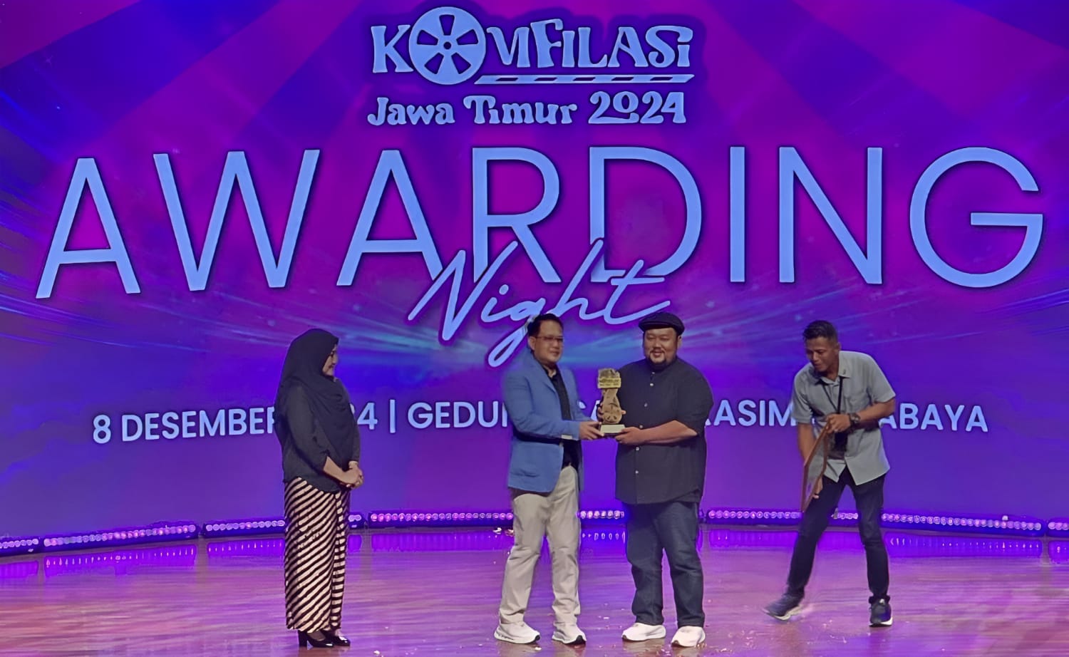Penjabat (Pj.) Gubernur Jawa Timur, Adhy Karyono didampingi Kepala Dinas Kebudayaan dan Pariwisata Evy Afianasari menyerahkan tropi dan piagam kepada juara Kompetisi Film Asli (Komfilasi) 2024 pada Minggu (8/12) di Gedung Cak Durasim di Surabaya