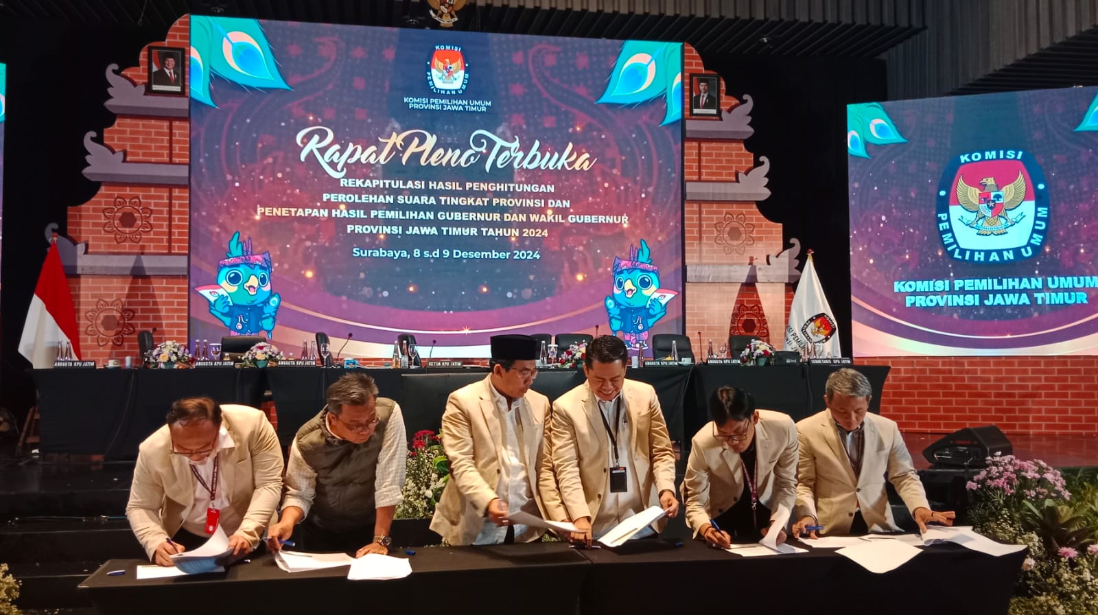 Paslon Khofifah-Emil Unggul dalam Rekapitulasi Suara Pilgub Jatim 2024