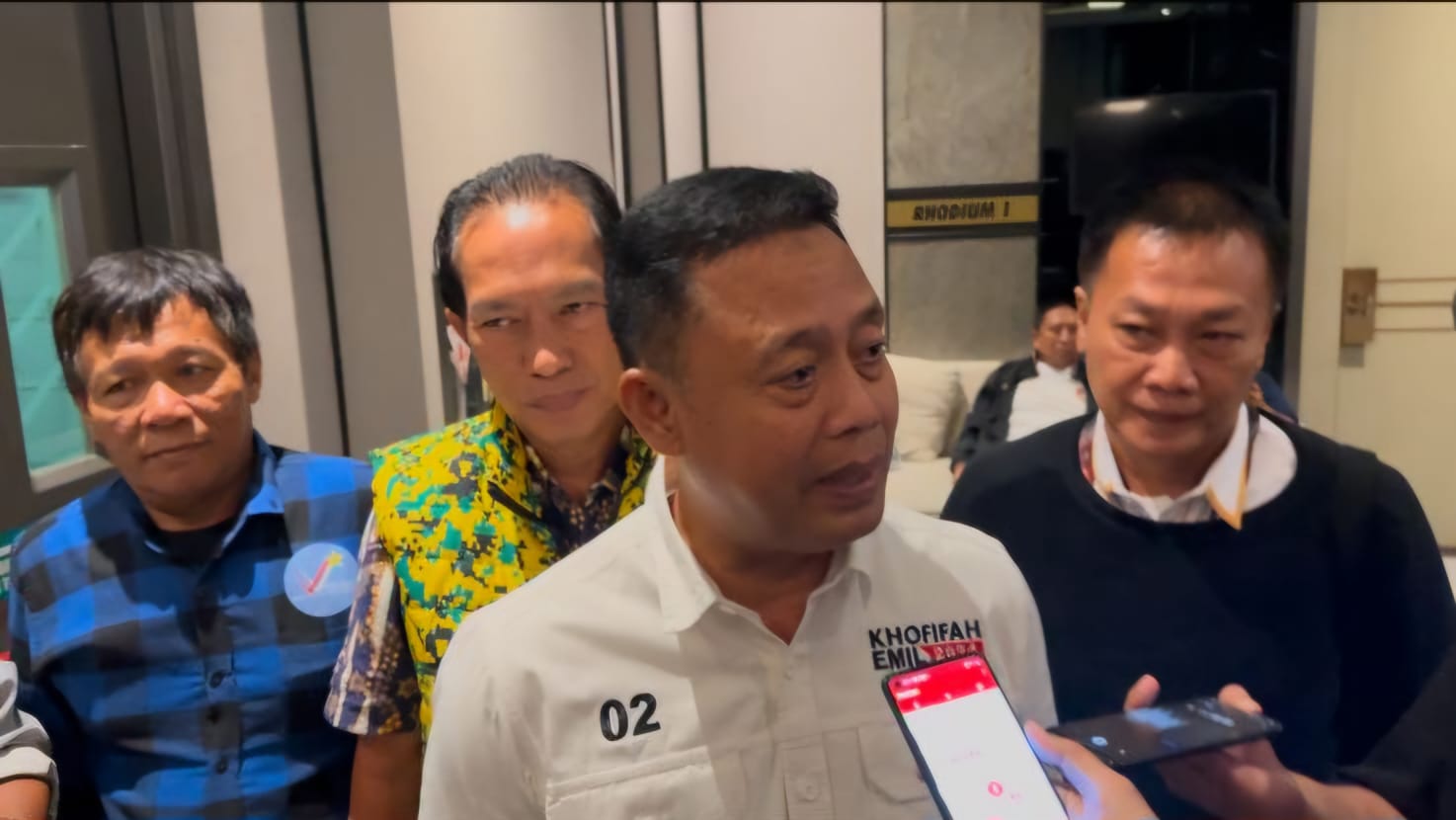 Ketua Tim Pemenangan Paslon (TPP) Khofifah-Emil, Boedi Prijo Soeprajitno saat memberikan keterangan kepada awak media. 