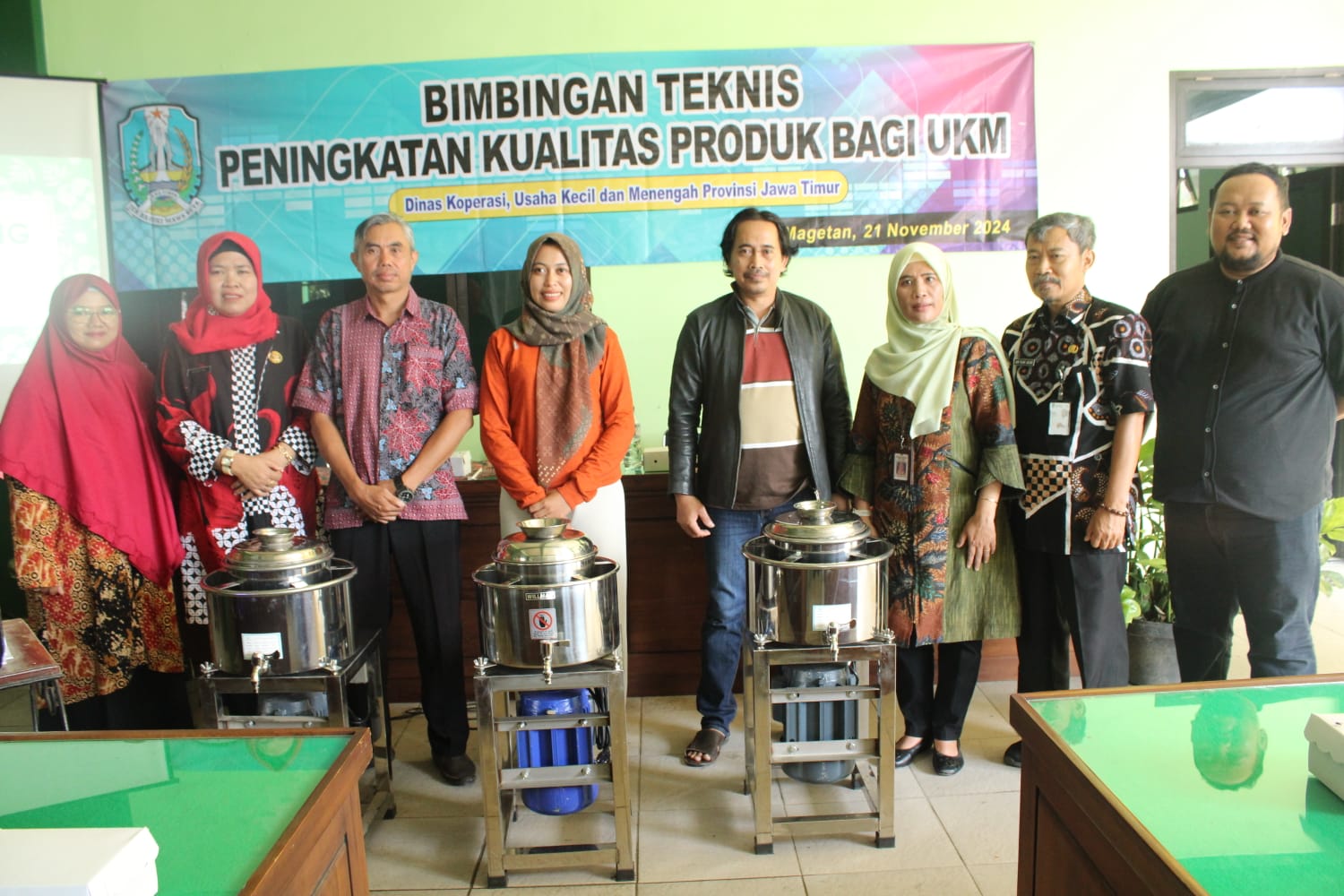 Diskop Jatim aktif meningkatkan kapasitas pelaku usaha kecil menengah (UKM) dengan menggelar Bimbingan Teknis di empat daerah dan menyerahkan berbagai alat penunjang usaha kepada peserta Bimtek 
