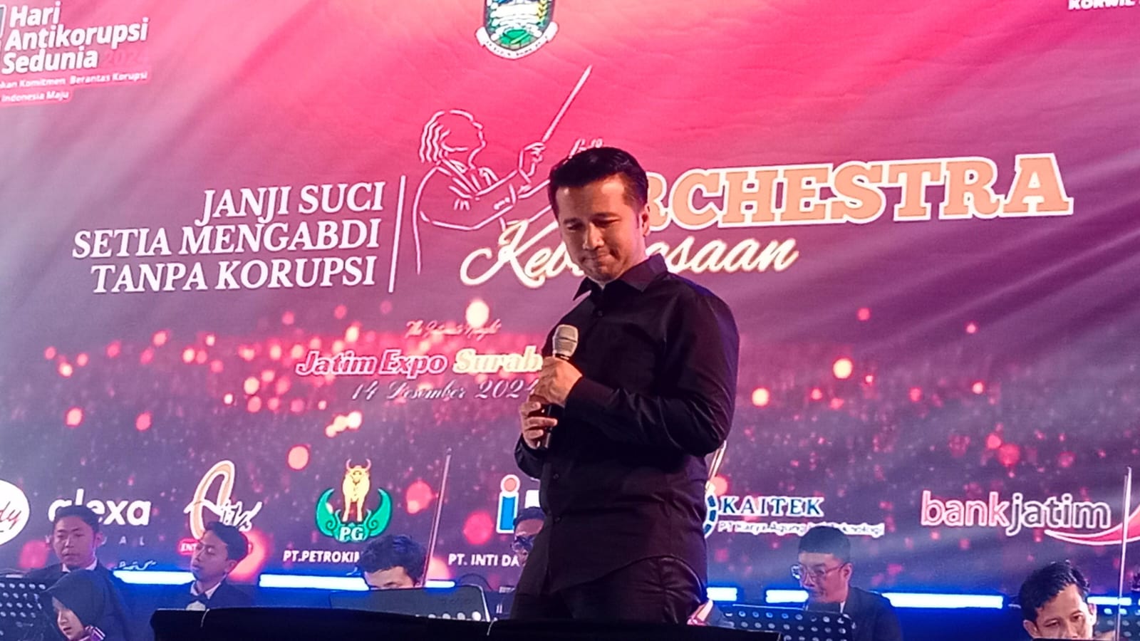 Emil Elestianto Dardak, Wakil Gubernur Jawa Timur terpilih menampilkan bakat menyanyinya dalam acara Orchestra Kebangsaan yang digelar untuk memperingati Hari Antikorupsi Sedunia, di Surabaya, Sabtu (14/12). 