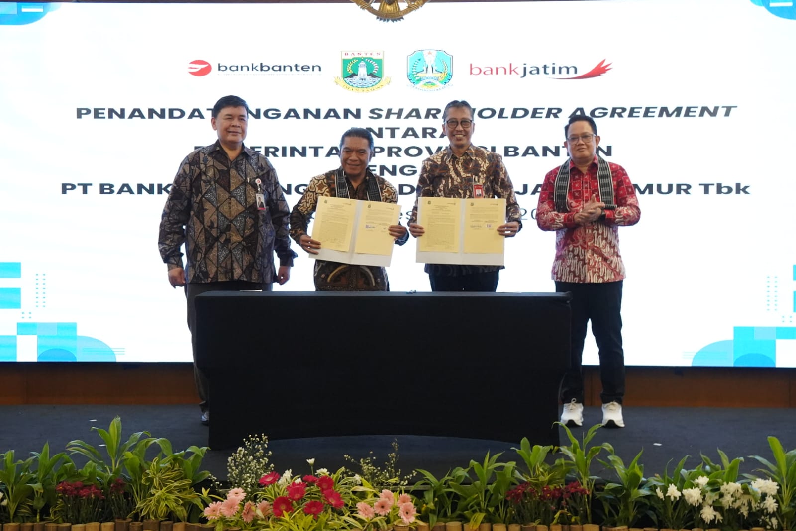 Bank Banten resmi menjadi bank ketiga yang berproses KUB dengan bankjatim. Hal tersebut ditandai dengan dilakukannya penandatanganan perjanjian antara pemegang saham pengendali (Shareholder Agreement) di Ballroom Hotel Grand Sahid Jaya Jakarta.