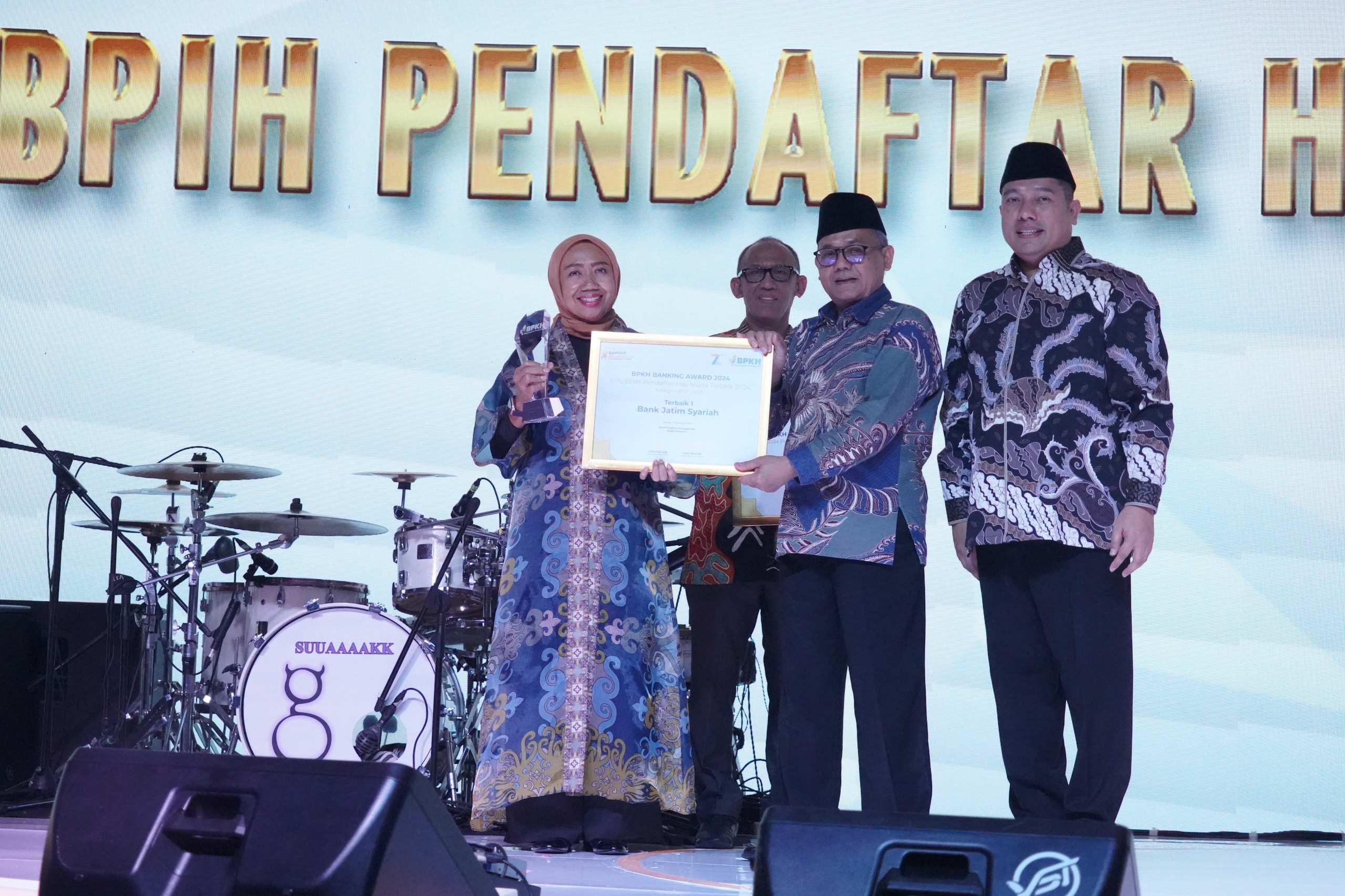 Penghargaan diterima oleh Direktur Kepatuhan bankjatim Umi Rodiyah. Turut hadir juga Menteri Agama Nasaruddin Ummar.